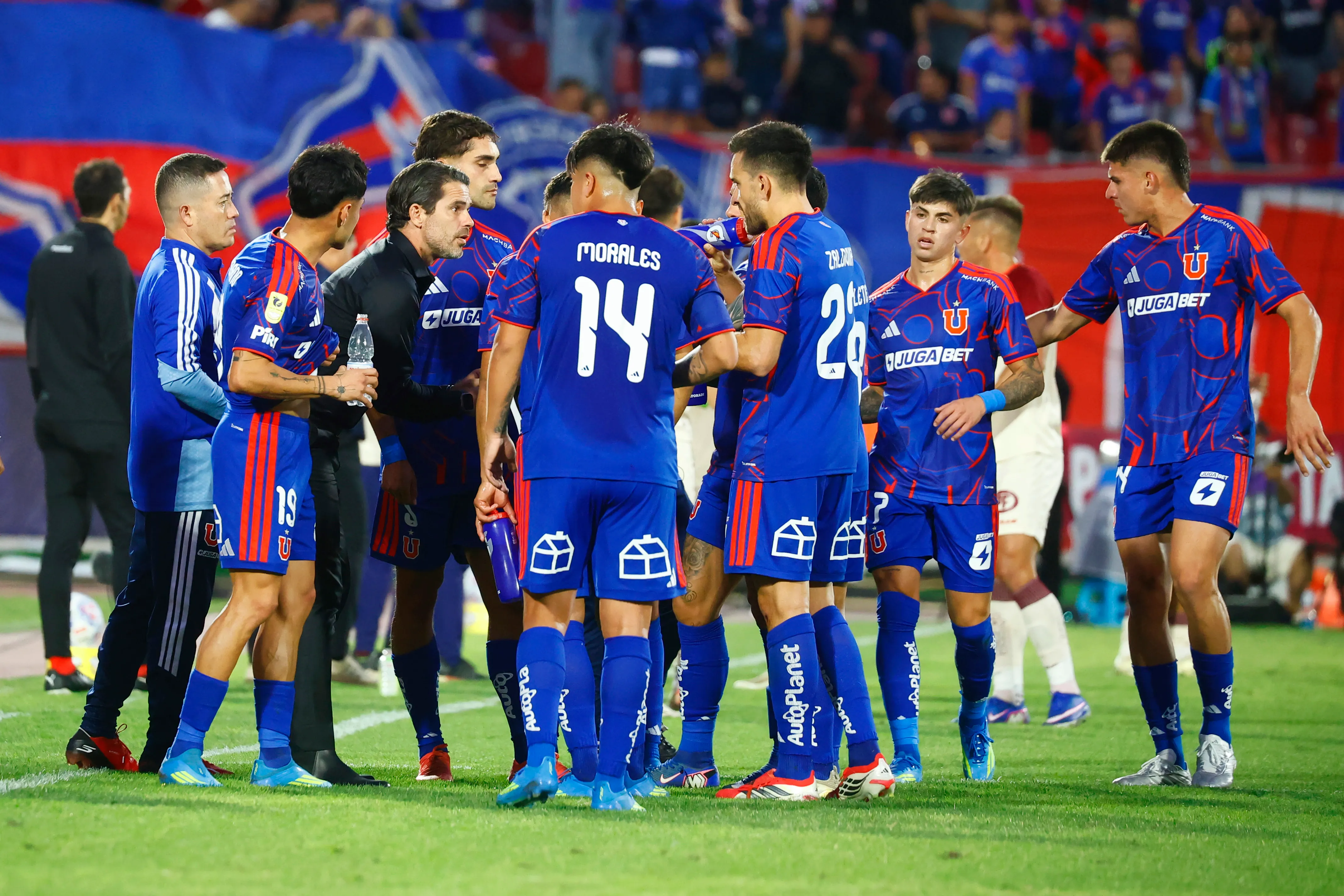 Fernando Gago le habla al equipo de Universidad de Chile. (Dragomir Yankovic/Photosport).