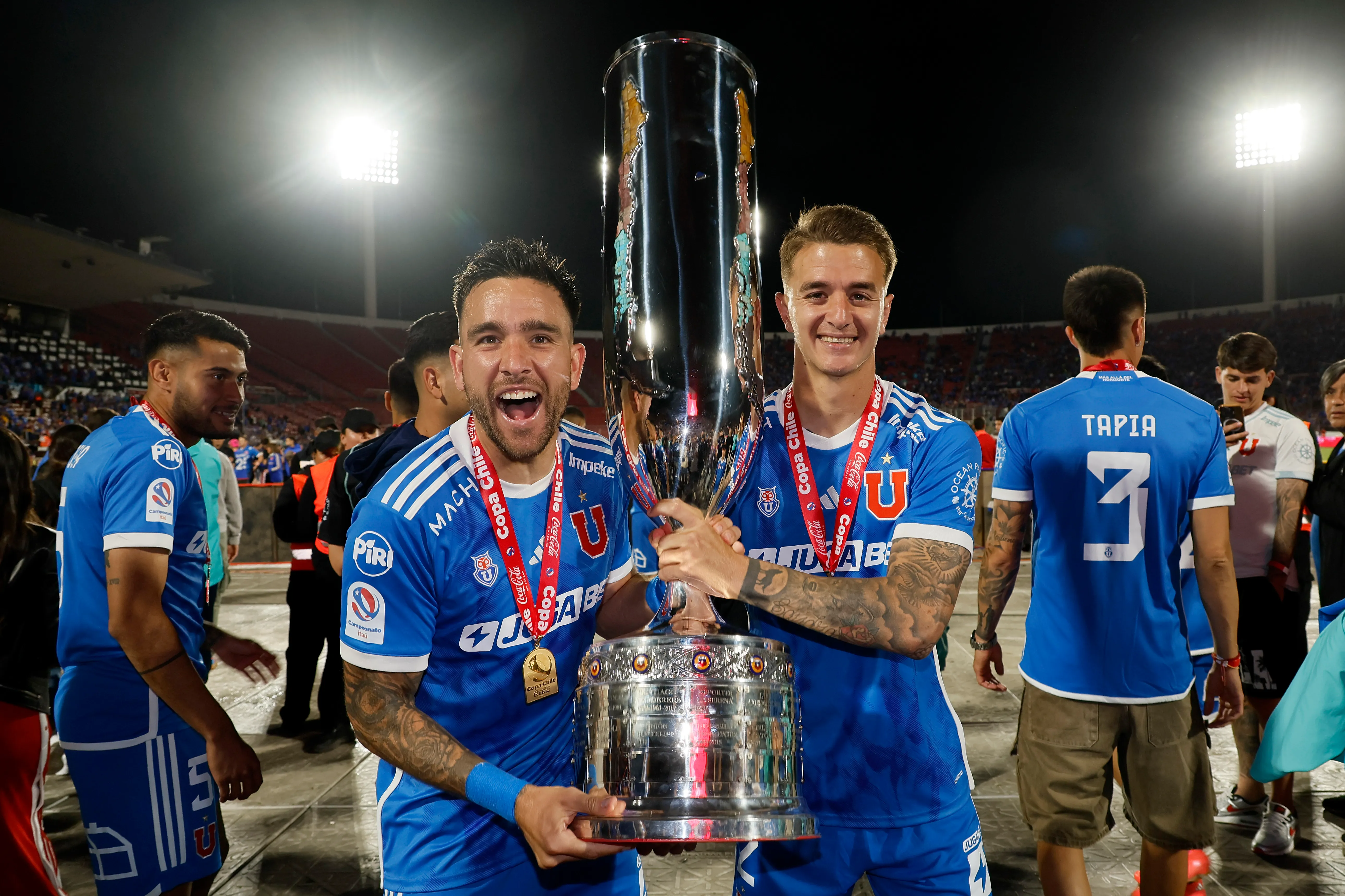 Matías Zaldivia y Franco Calderón celebran la Copa Chile que Universidad de Chile ganó en 2024. (Andres Pina/Photosport).