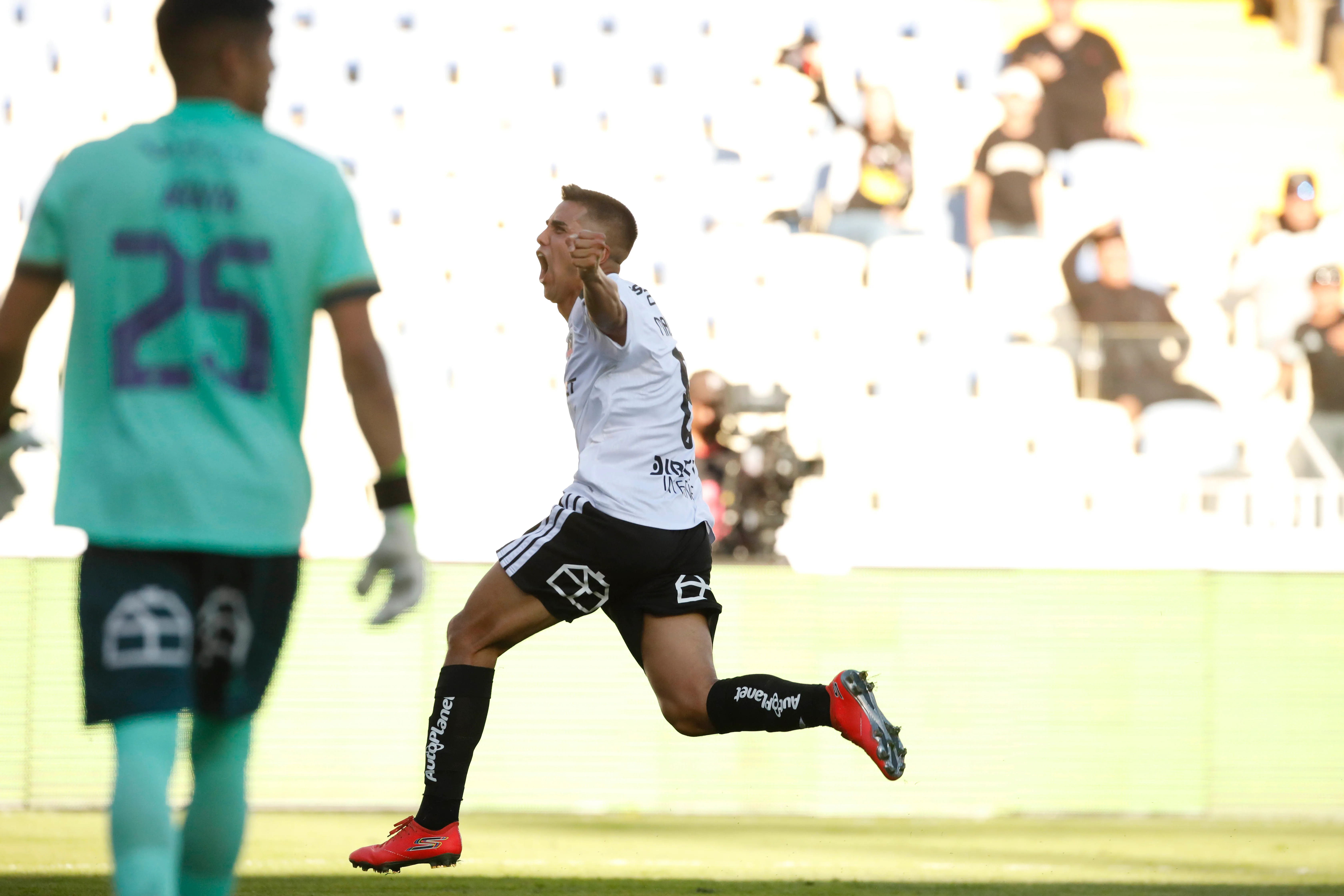 Álvaro Madrid celebra el gol de Colo Colo ante el Conce y la mirada de Nicolás Araya. (Marco Vazquez/Photosport).