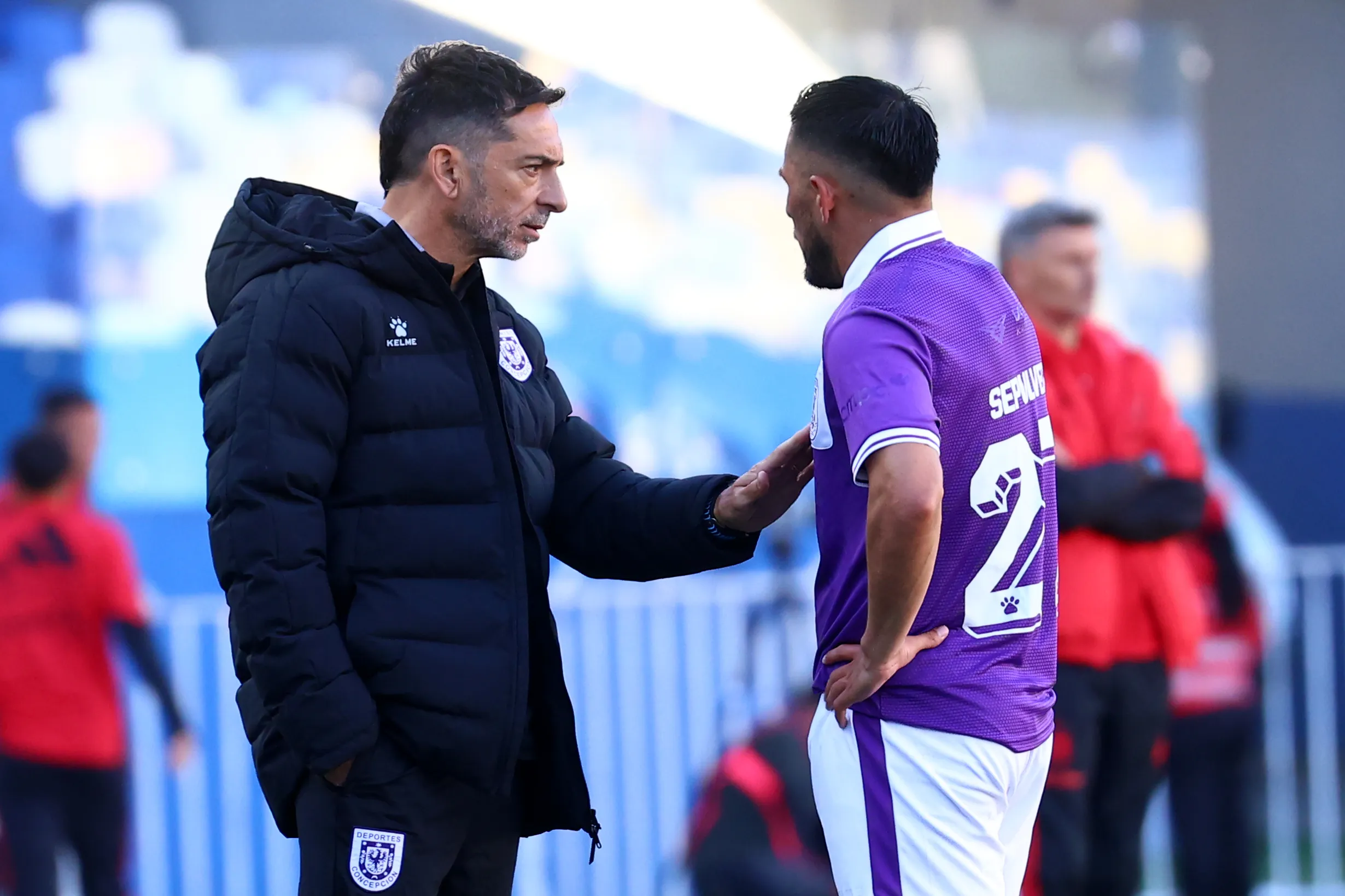 Walter Lemma le da indicaciones a Nelson Sepúlveda en el Deportes Concepción vs Colo Colo. (Eduardo Fortes/Photosport).