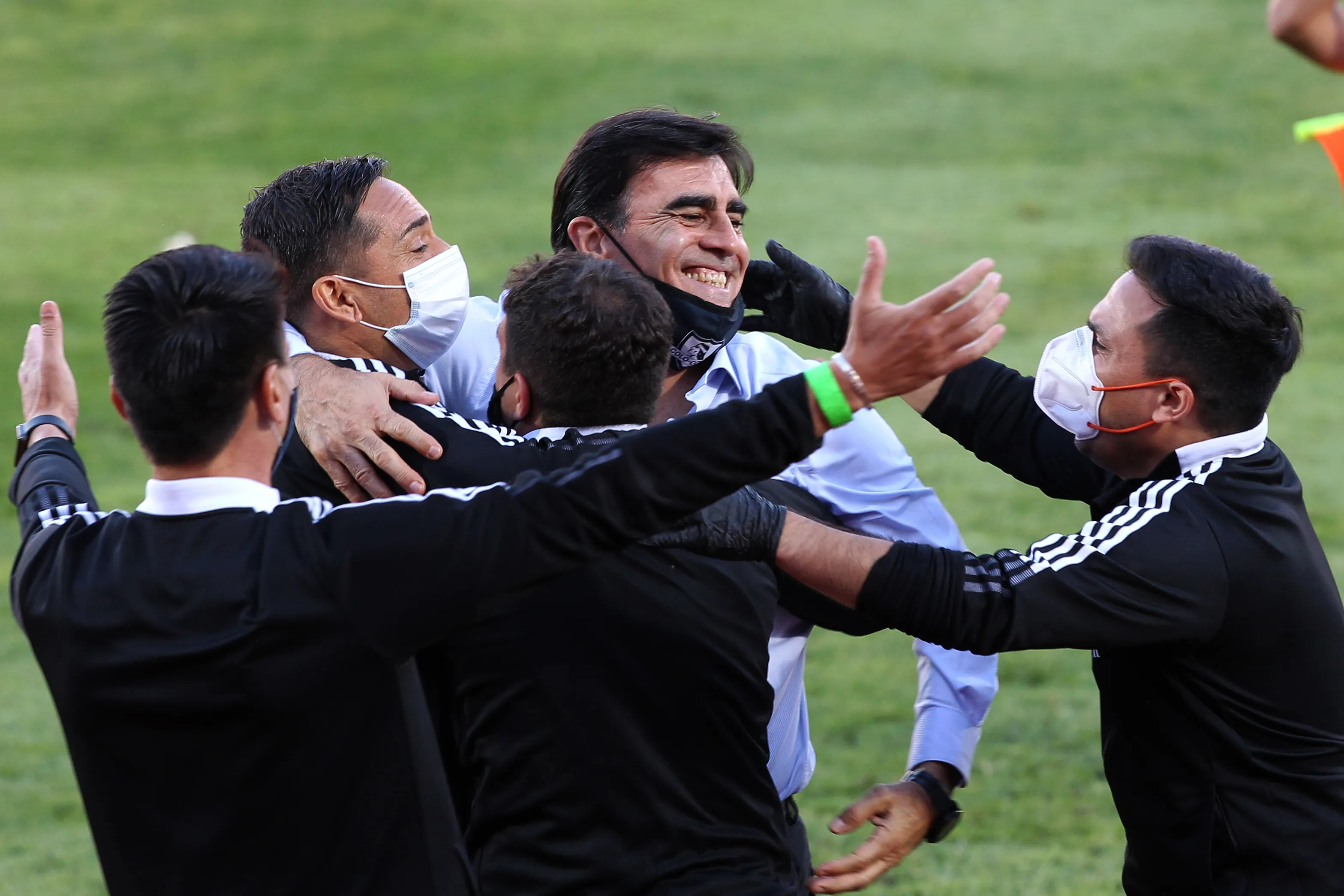 Walter Lemma celebra junto al cuerpo técnico de Gustavo Quinteros la victoria ante U de Concepción que salvó a Colo Colo de la Primera B. (Dragomir Yankovic/Photosport).