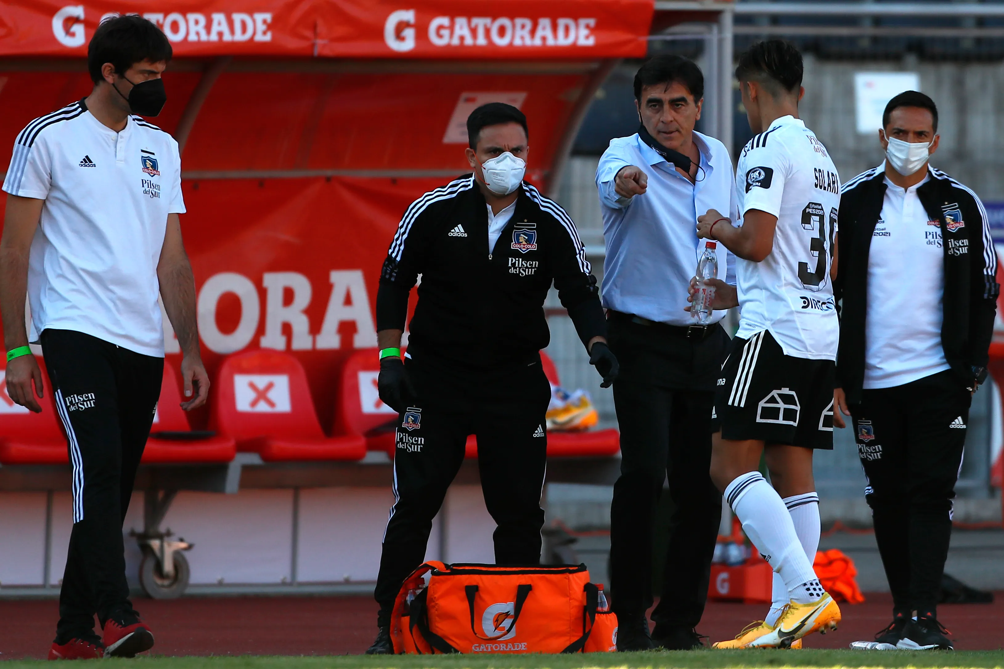 Walter Lemma mira en el fondo mientras Quinteros le da indicaciones a Pablo Solari ante Universidad de Concepción. (Andrés Piña/Photosport).