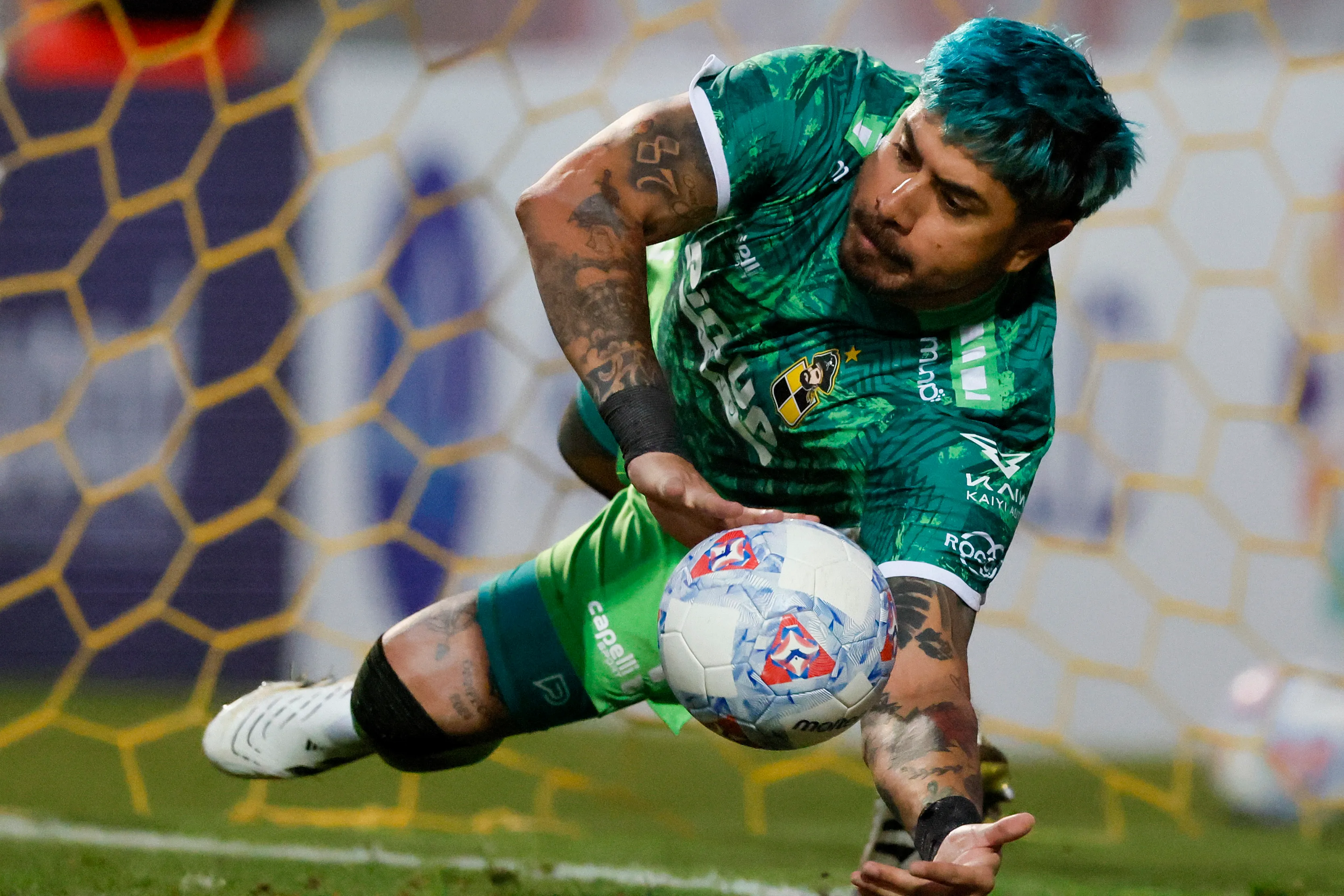 Sánchez atajando uno de los penales /Photosport