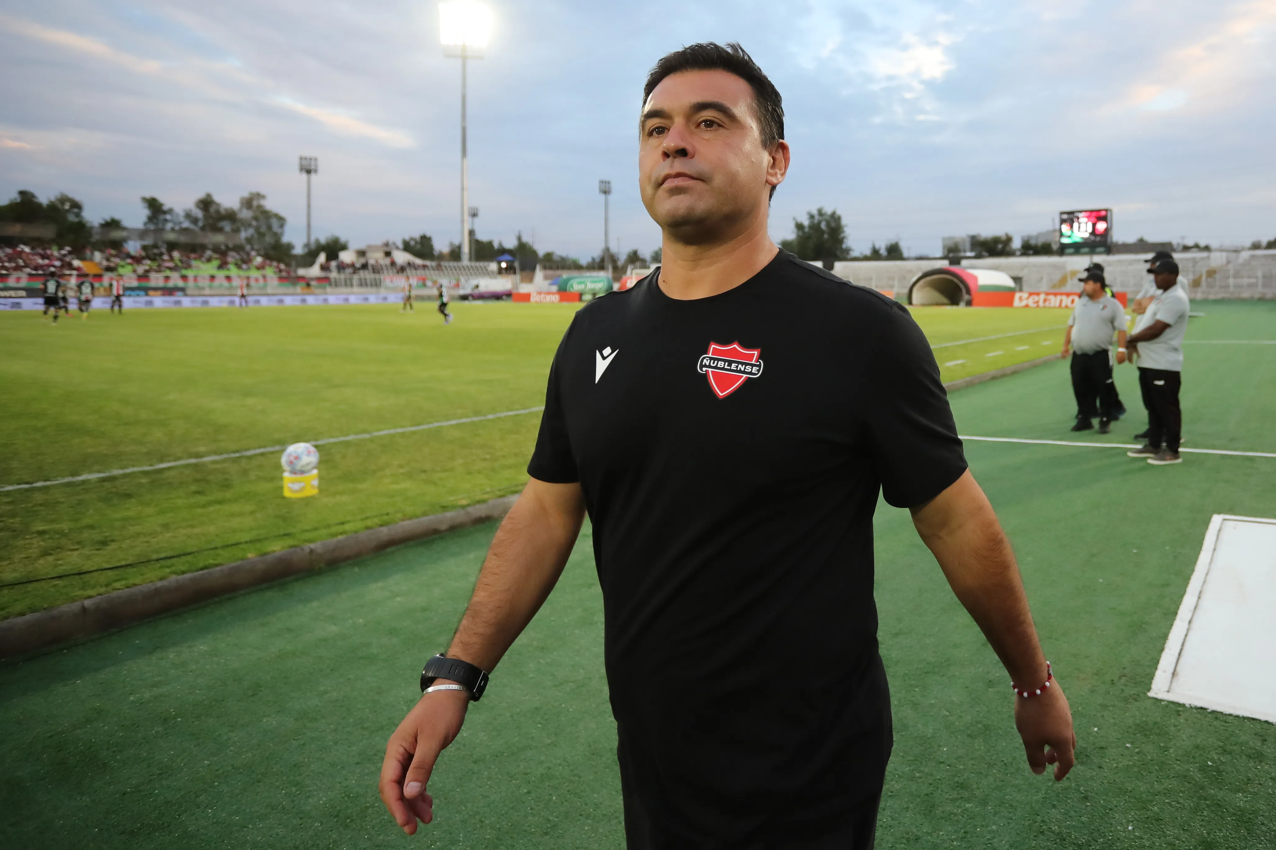 Juan José Ribera suma 6 triunfos y tres empates en 11 partidos contra la U. Foto: Felipe Zanca/Photosport