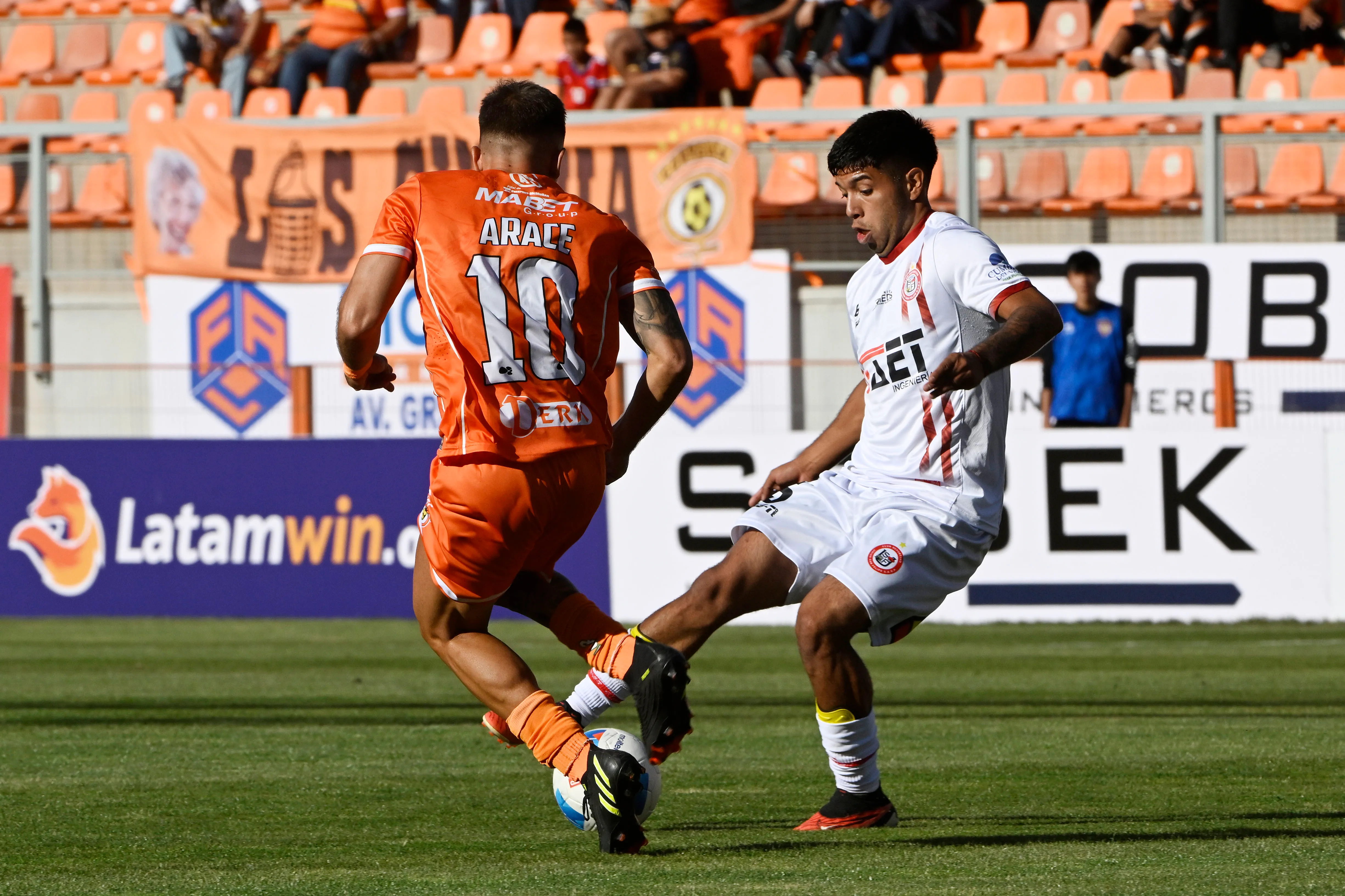 Rafael Arace en acción por Cobreloa ante San Felipe. Hoy milita en Deportivo La Guaira. (Pedro Tapia/Photosport).