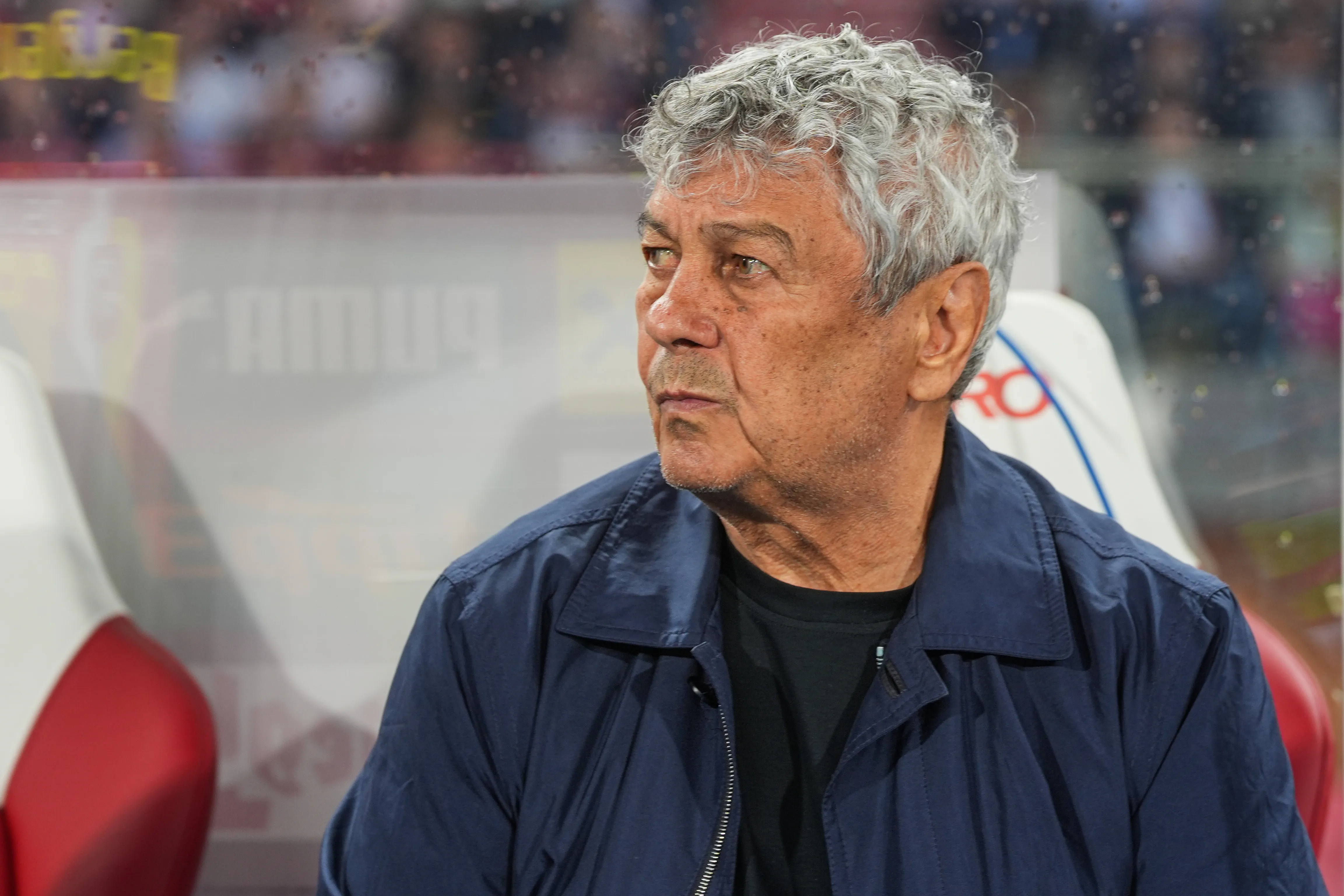 Mircea Lucescu dirigiendo a Rumania. Imagen: Getty