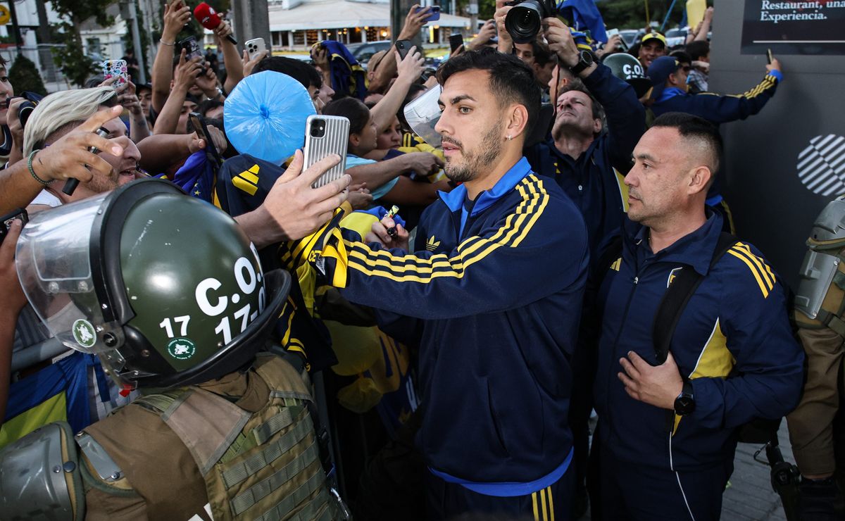 Leandro Paredes se robó todas las miradas en el arribo de Boca Juniors a Santiago