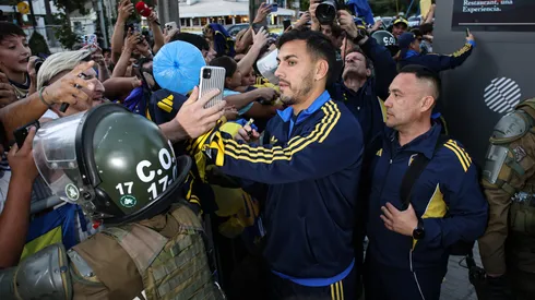Leandro Paredes se acercó a los hinchas en Santiago.