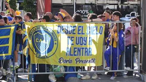 Los hinchas de Boca estuvieron horas en Vitacura esperando al plantel.