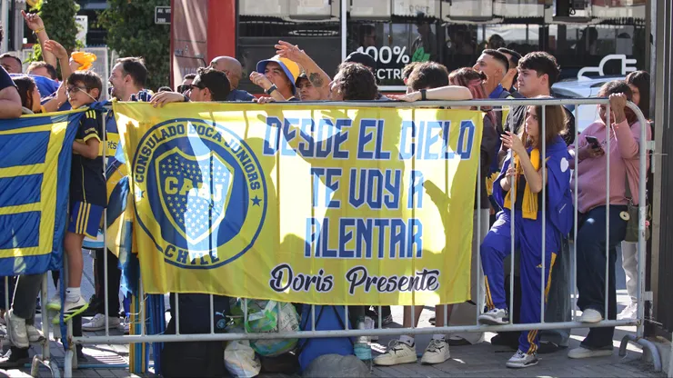 Los hinchas de Boca estuvieron horas en Vitacura esperando al plantel.