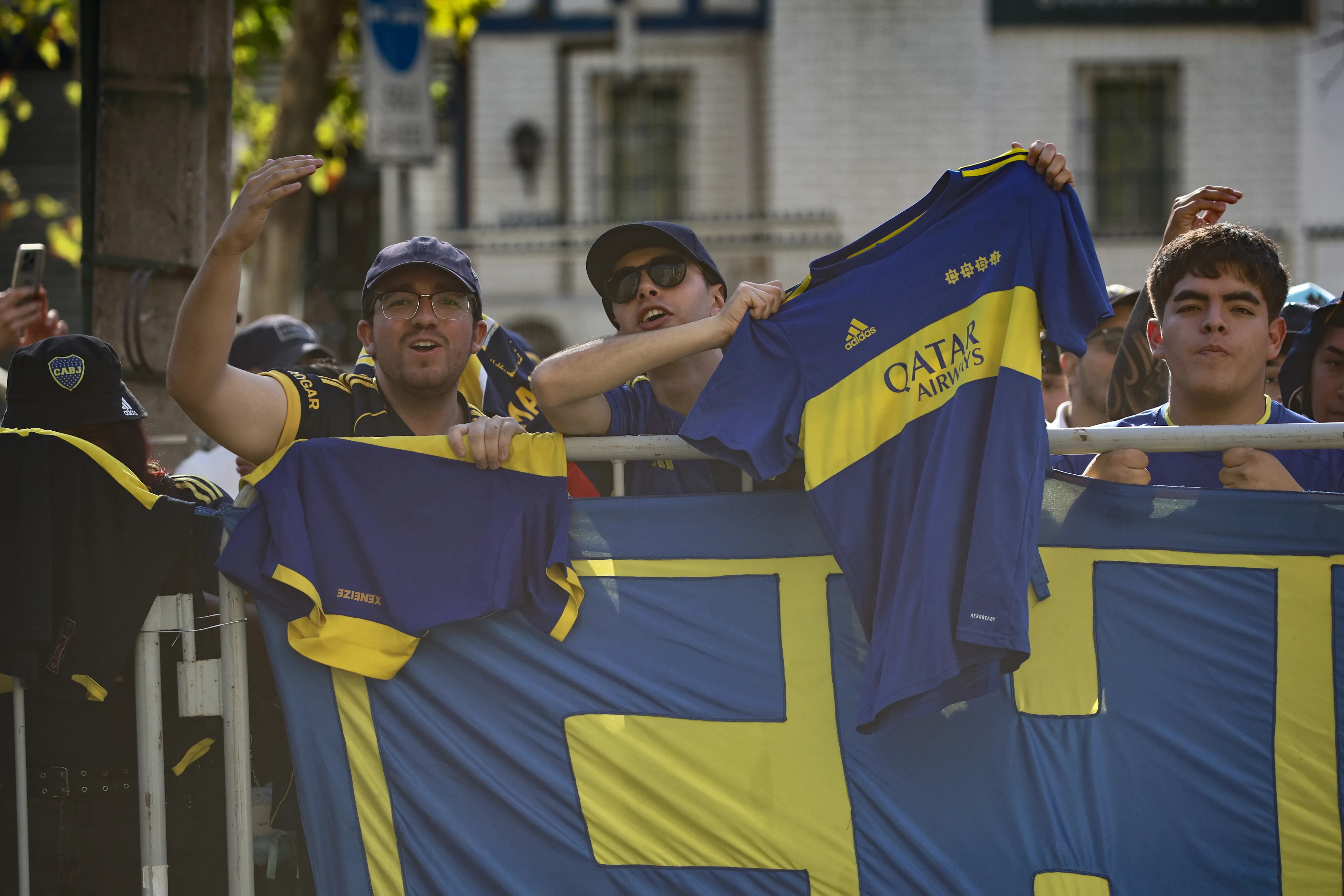 Boca Juniors arribó esta tarde a Santiago y fue recibido por los hinchas. Foto: Diego Martin/Photosport