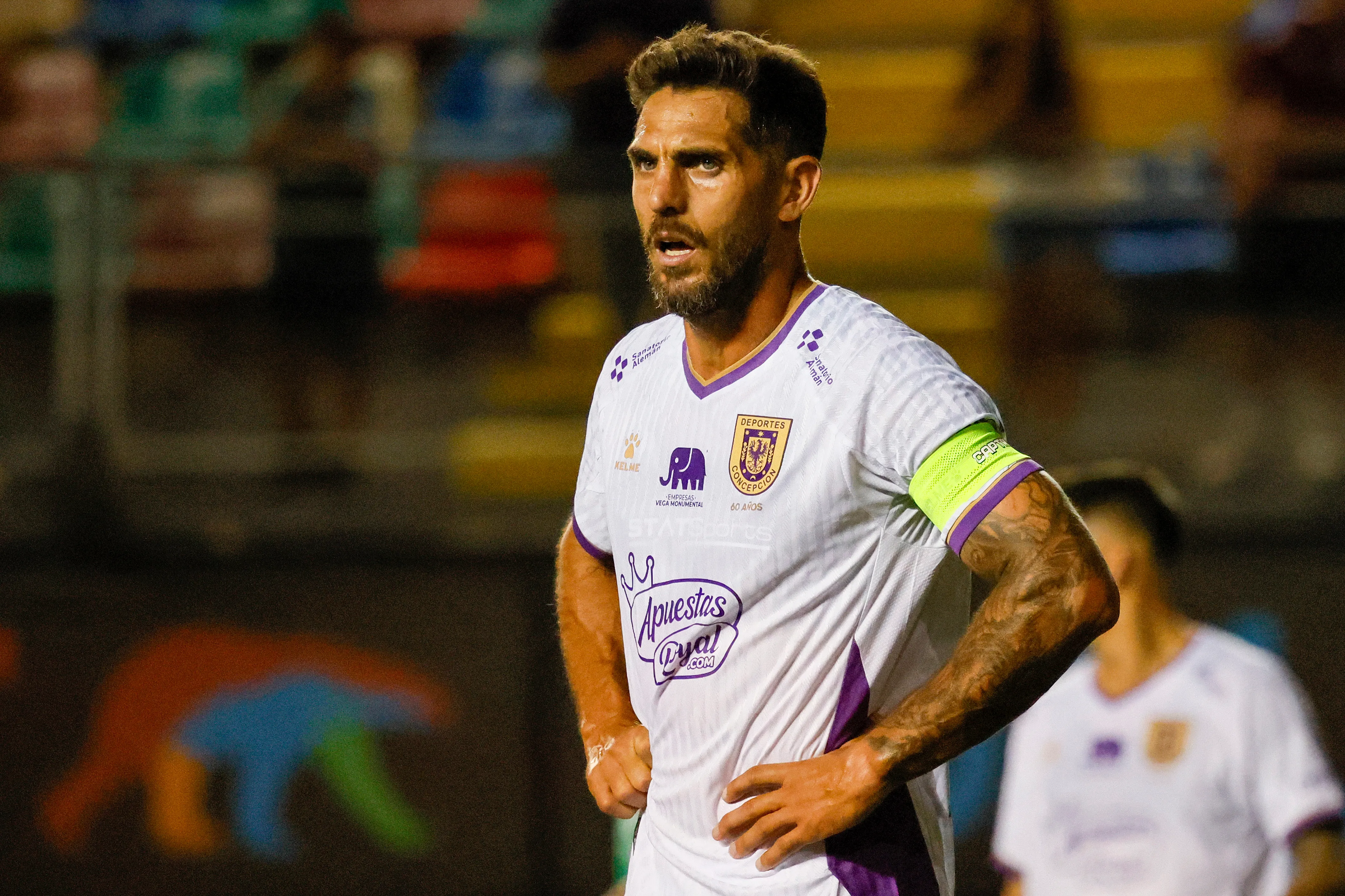 Joaquín Larrivey sabe que el equipo debe mejorar mucho si no quiere volver a la B . (Andres Pina/Photosport).