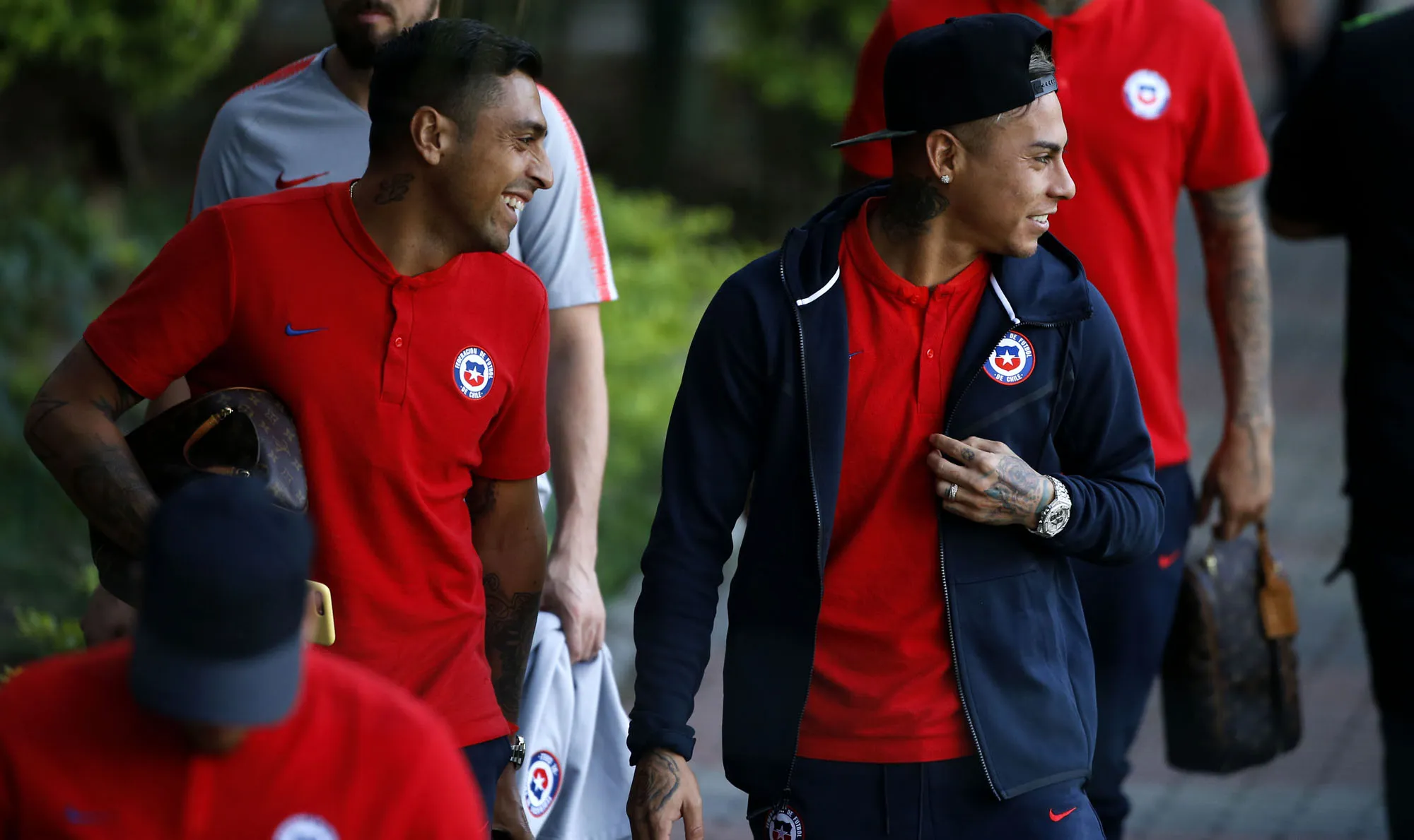 Jarita le le carga la Bip a Edu Vargas en la U de Fernando Gago.