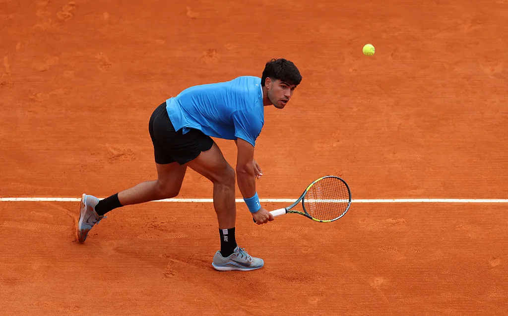 Carlos Alcaraz debutó con una gran victoria en Mónaco. (Photo by Julian Finney/Getty Images)