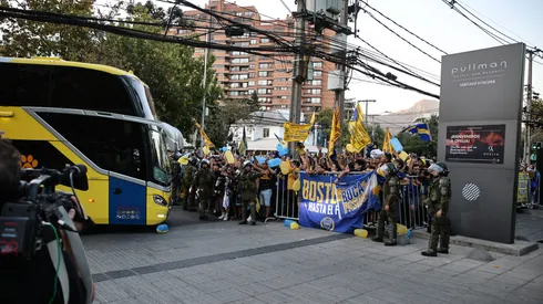 Los hinchas de Boca apoyan a su equipo en Santiago.