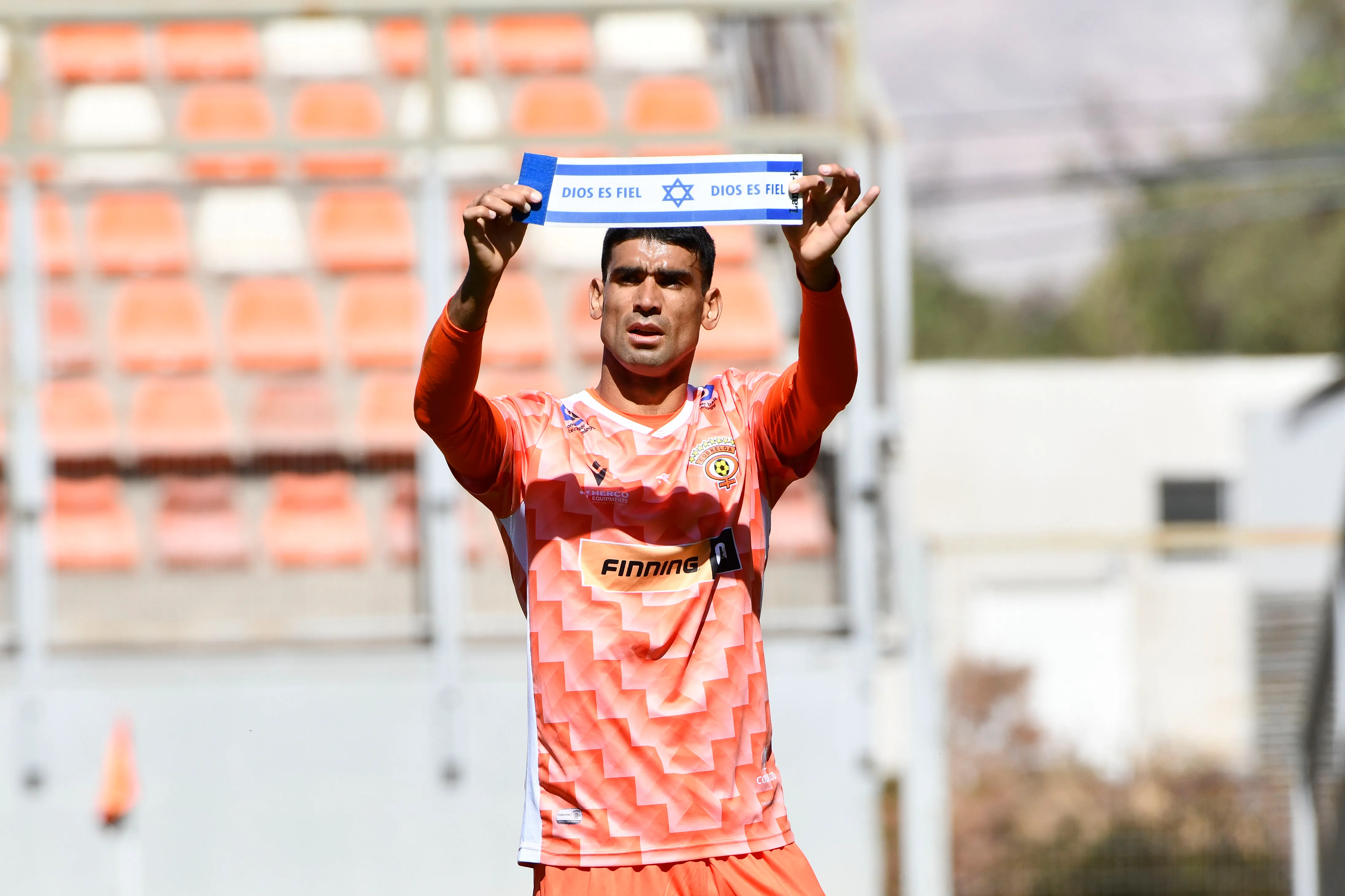 David Escalante dio la vuelta al mundo por este festejo pro Israel. (Pedro Tapia/Photosport).