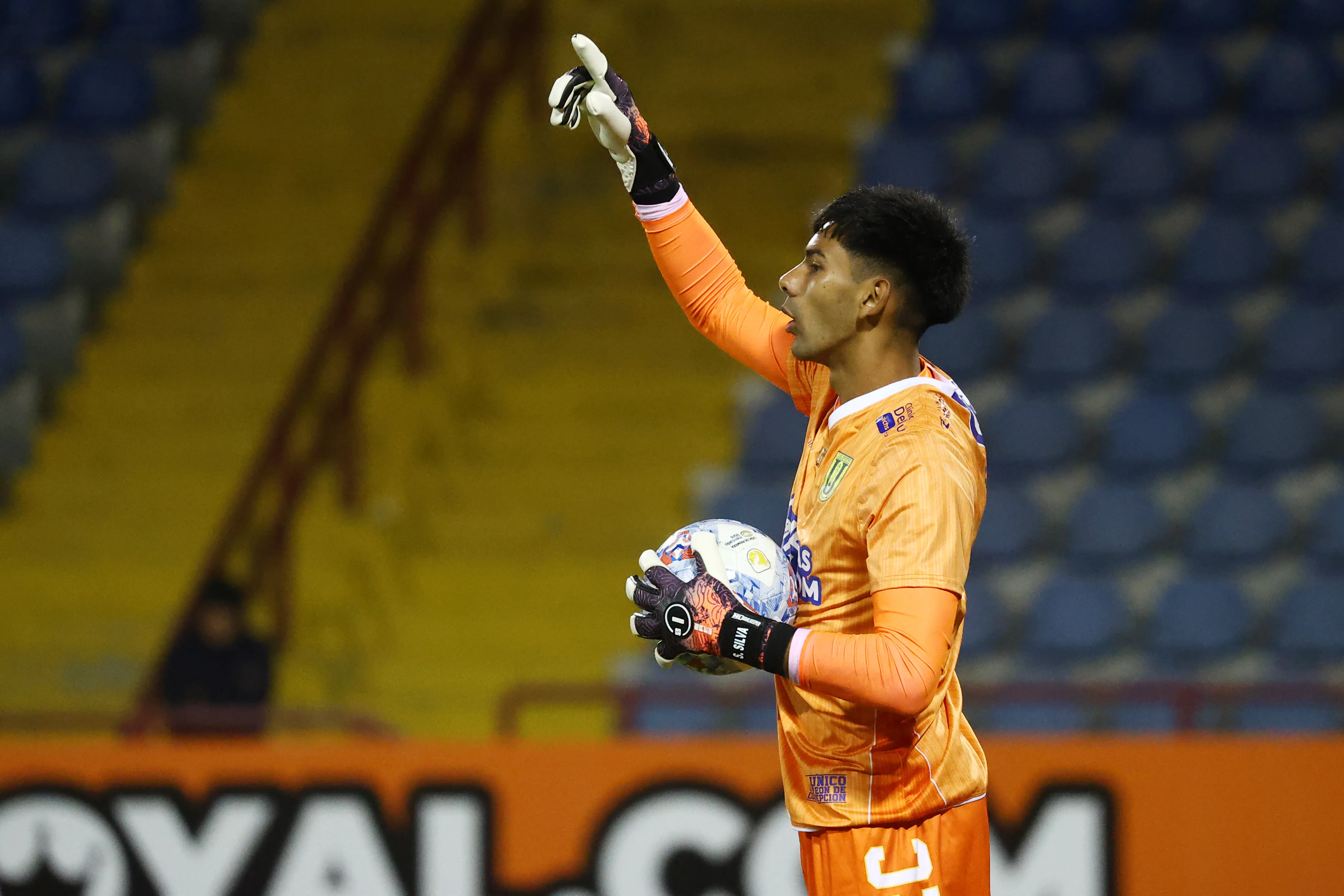 Santiago Silva tuvo una tarde para el olvido en el CAP. (Eduardo Fortes/Photosport).