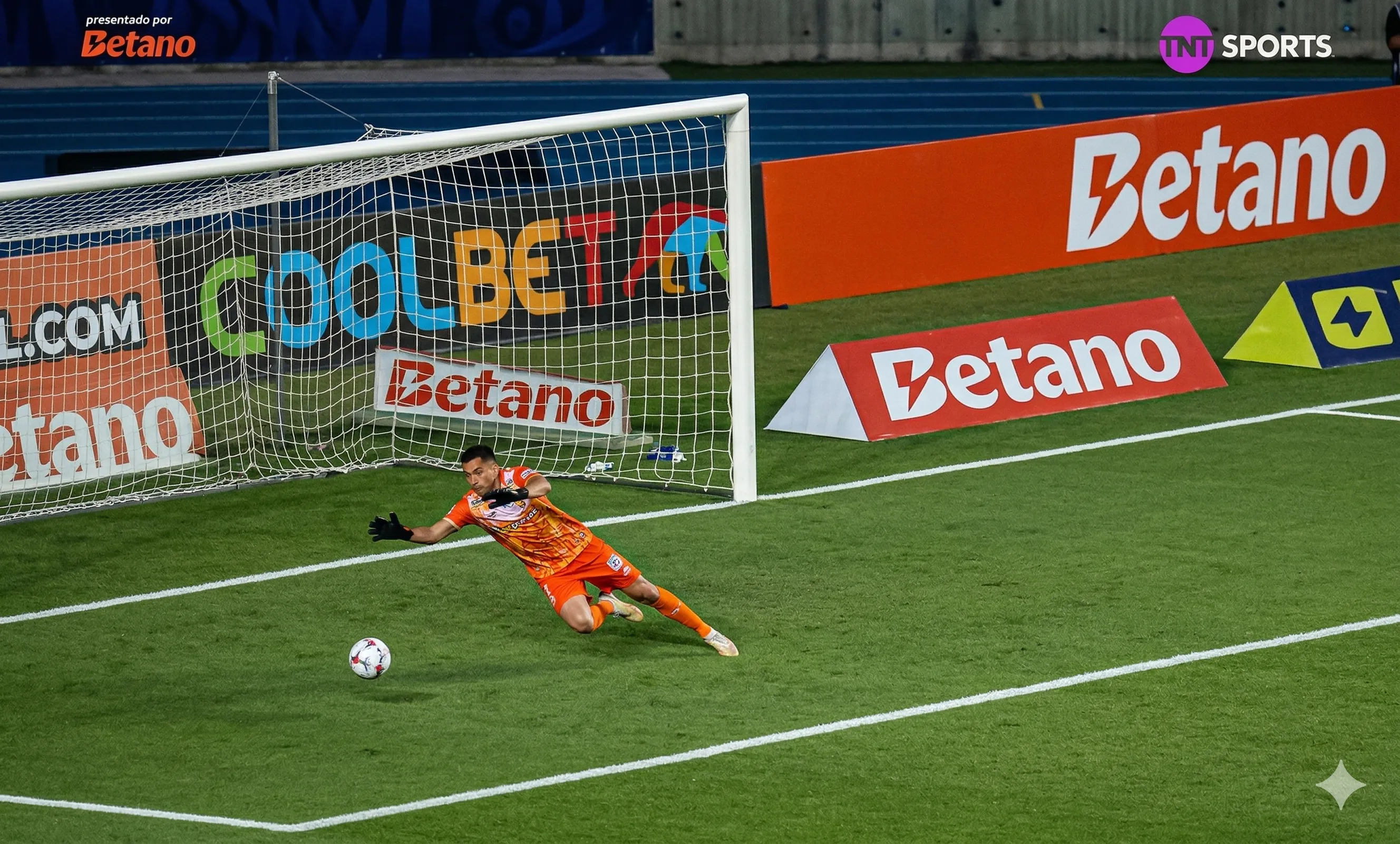 Santiago Silva tuvo una reacción muy floja en el gol de Mateos. (Captura TNT retocada con Gemini).