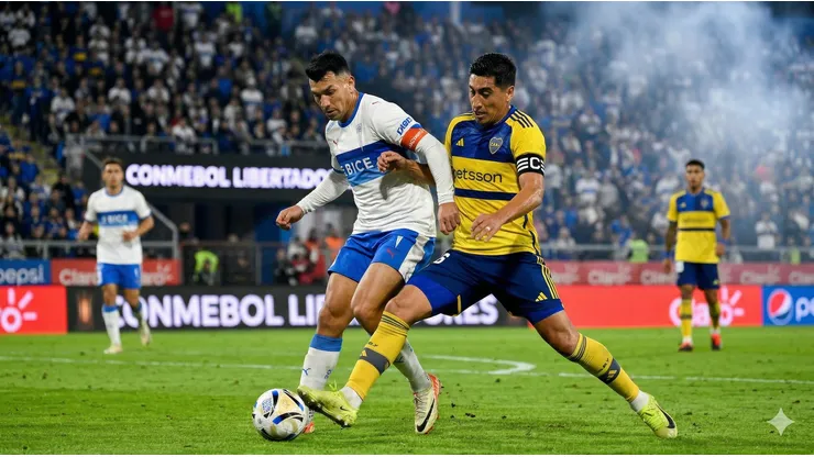 Católica y Boca se enfrentan en el Claro Arena.