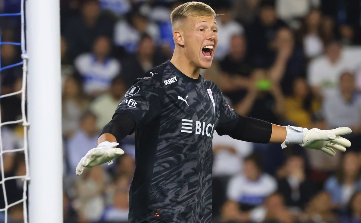Claudio Bravo marcó el error del arquero de U Católica en el gol de Paredes en Boca Juniors