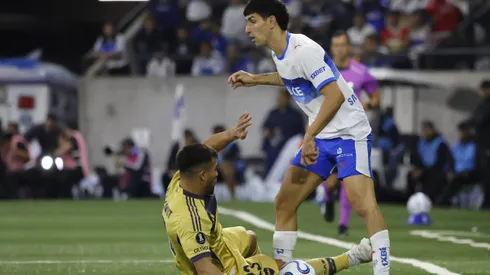 Justo Giani sufrió una tremenda falta en Universidad Católica pero al jugado de Boca Juniors ni lo advirtieron.