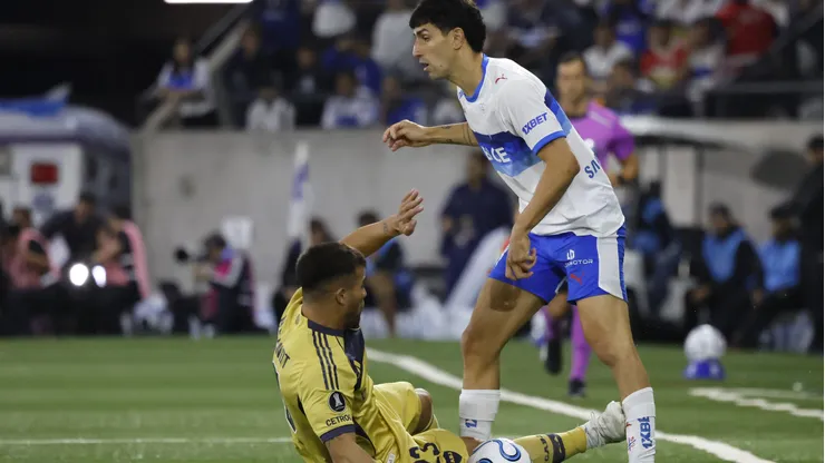 Justo Giani sufrió una tremenda falta en Universidad Católica pero al jugado de Boca Juniors ni lo advirtieron.