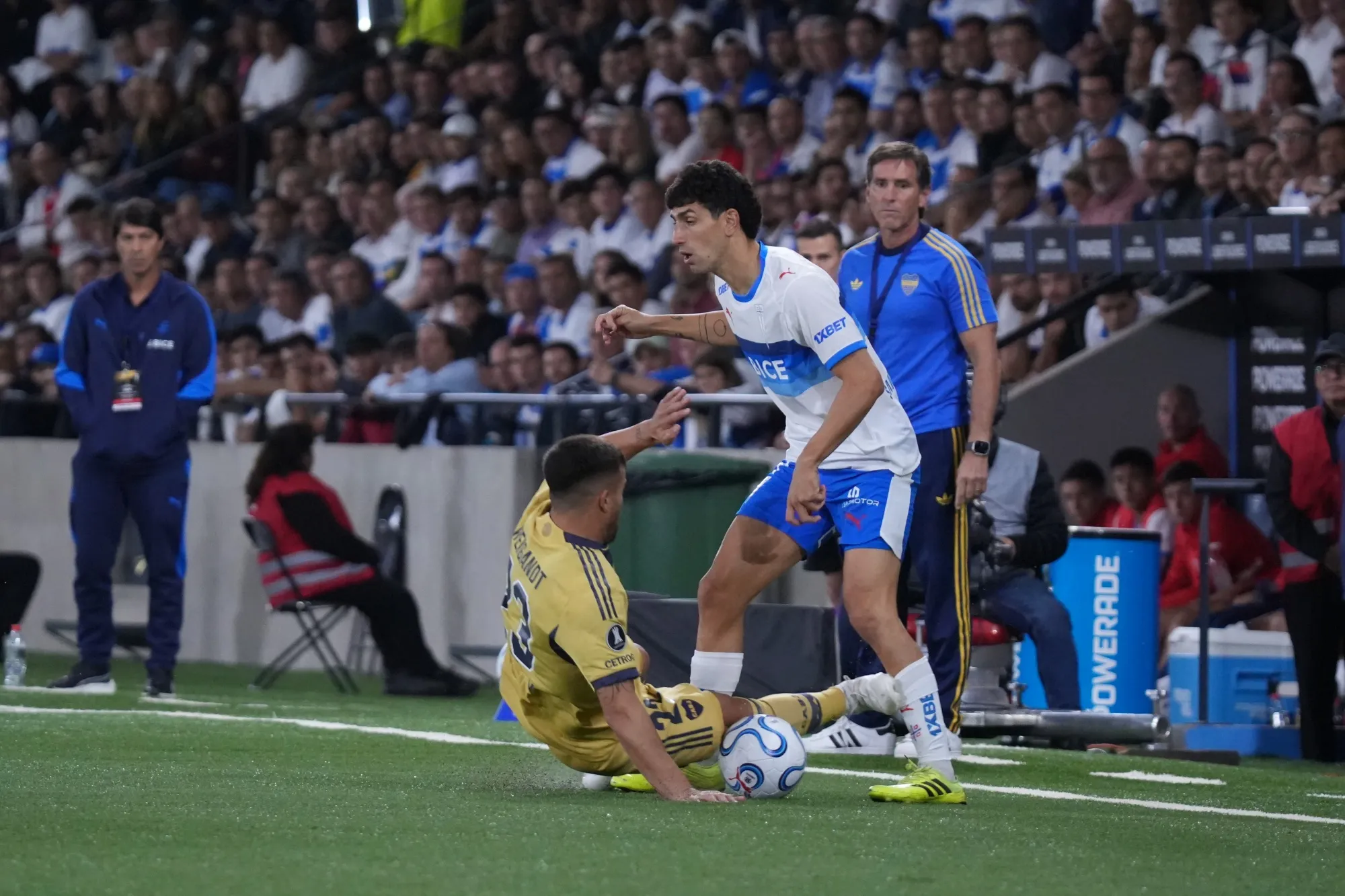 La patada a Justo Giani que pudo ser roja para Boca y que el árbitro dejó pasar. Foto: Cristian Cona / Redgol.