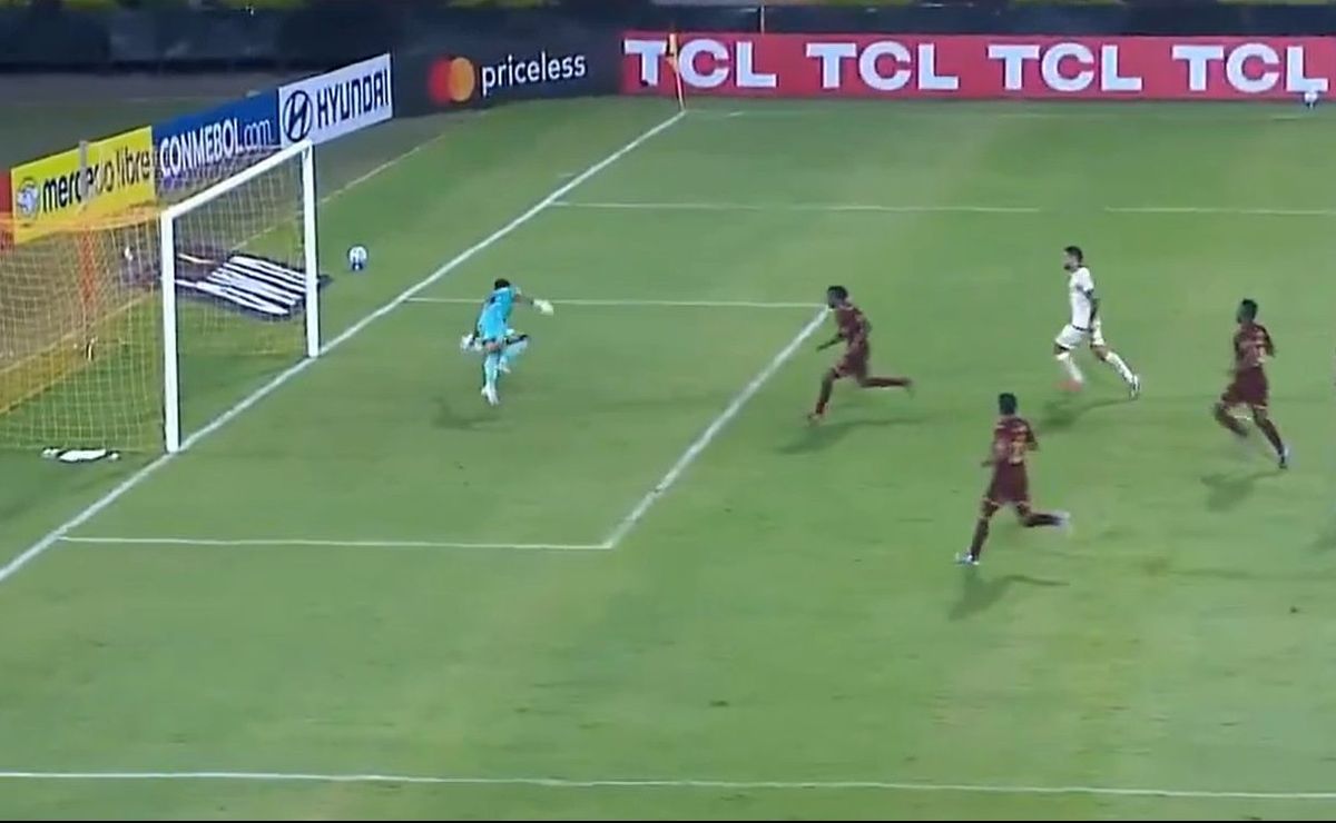 Olvidado arquero chileno Miguel Vargas es elegido figura en su debut en Copa Libertadores