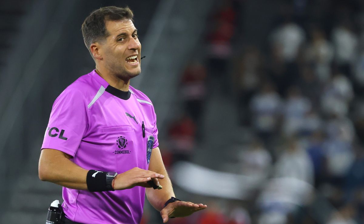 Hasta en Argentina critican al árbitro de U Católica vs Boca: “Bochornosa actuación”