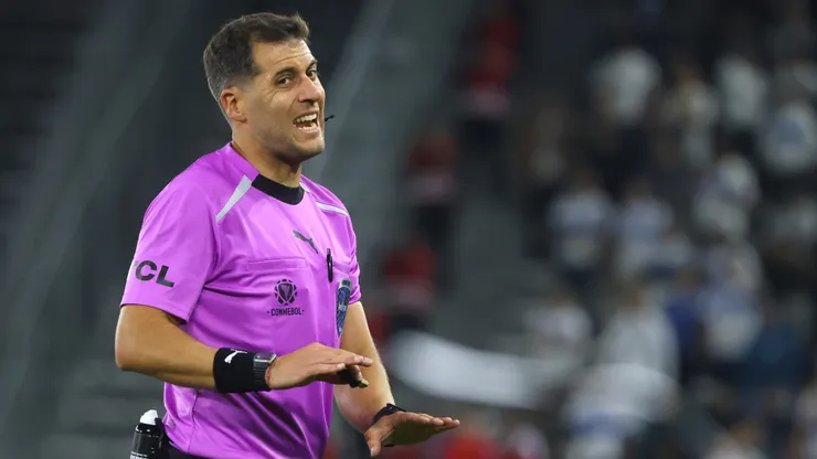 El árbitro Gustavo Tejera en la polémica en la Copa Libertadores.