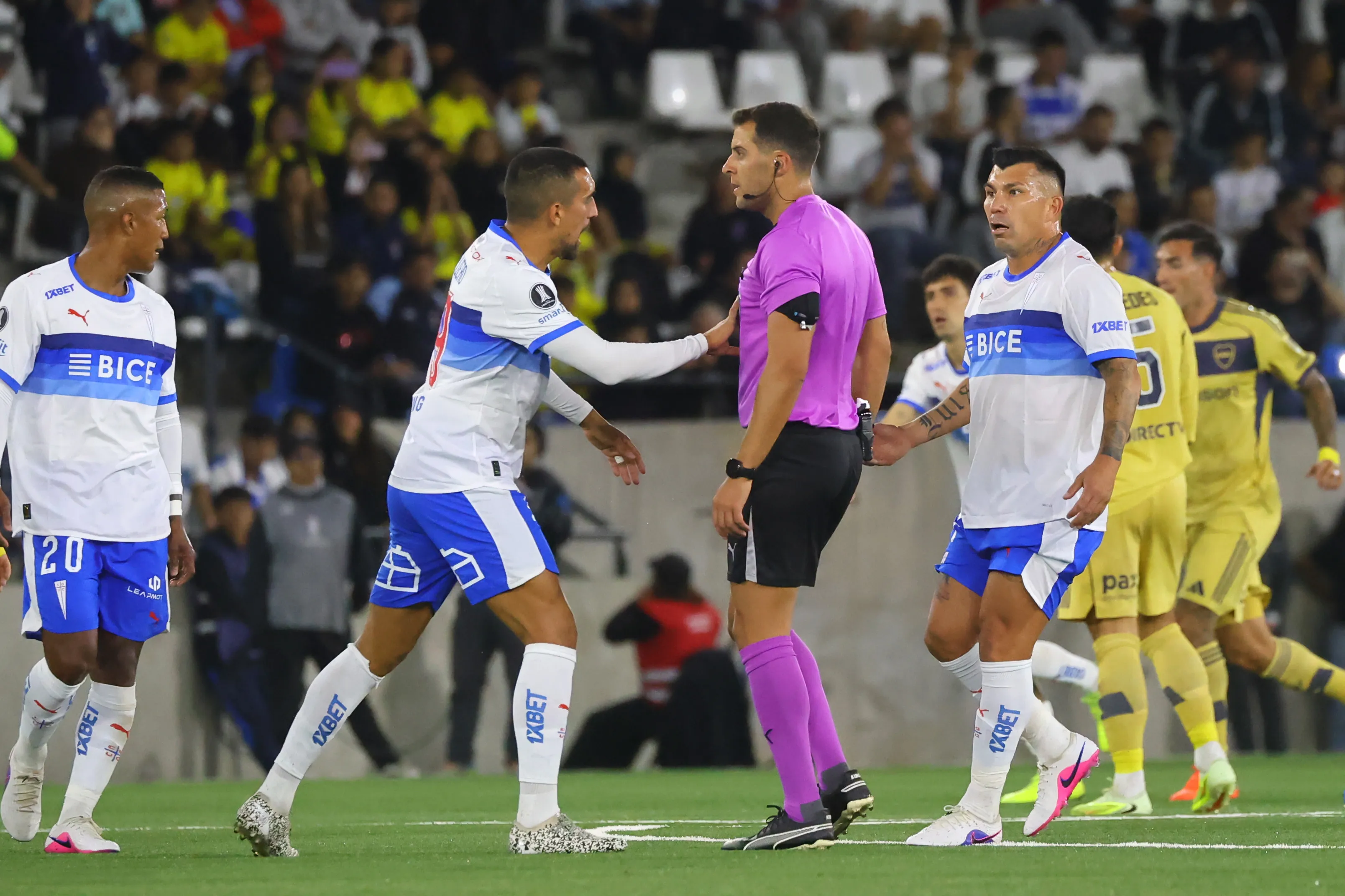 Los jugadores de la UC reclamaron contra el árbitro ante Boca. FOTO: Jonnathan Oyarzun/Photosport