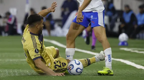 Planchazo de Boca a la Católica. Ni tarjeta amarilla puso el árbitro y Juan Tagle estalló.