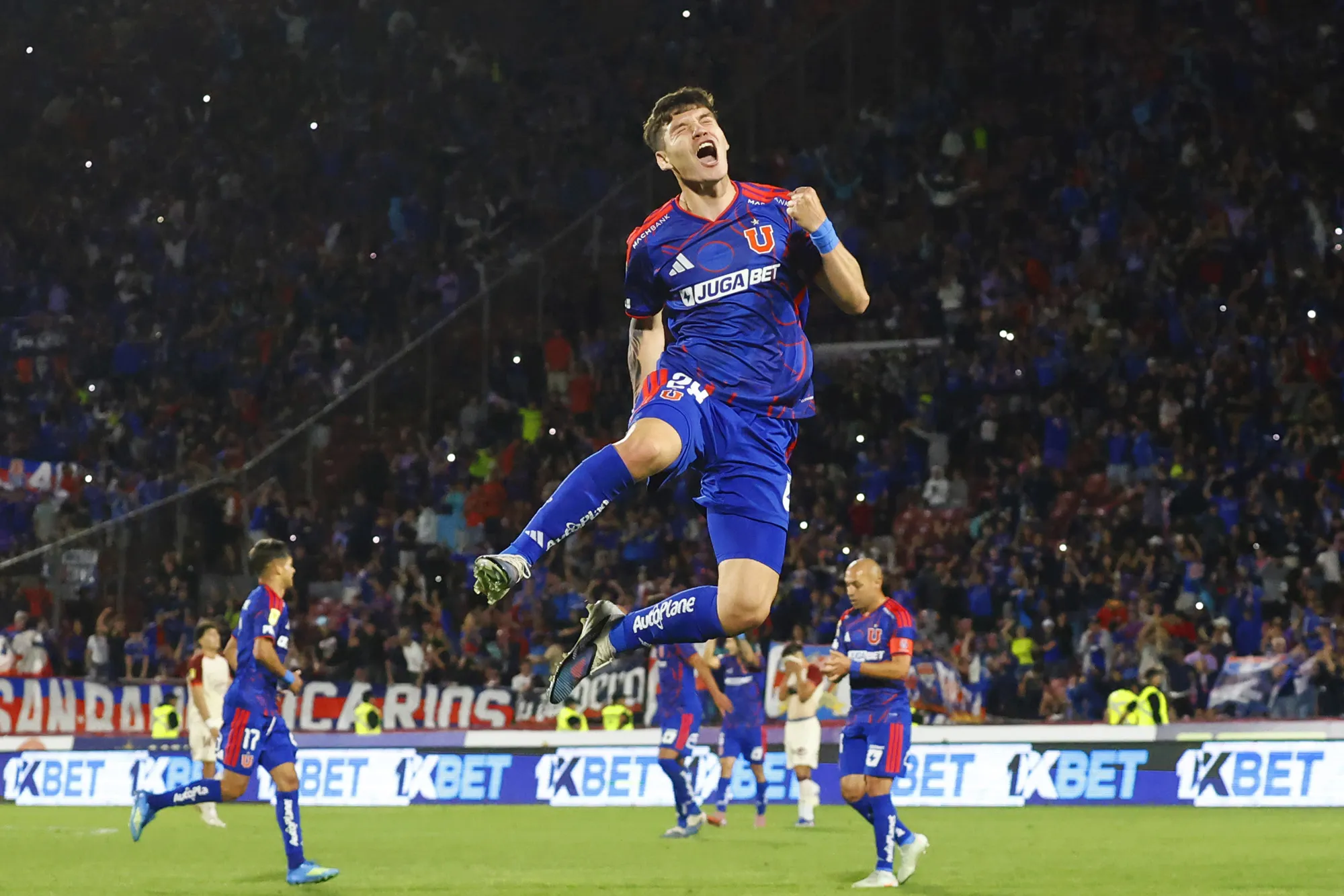 Agustín Arce en U de Chile, uno de los juveniles que anima el fútbol chileno.