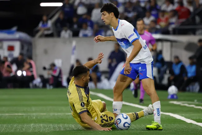 Esta entrada de Marcelo Weigandt a Justo Giani quedó sin tarjeta en el Universidad Católica vs Boca Juniors. | Foto: Photosport.