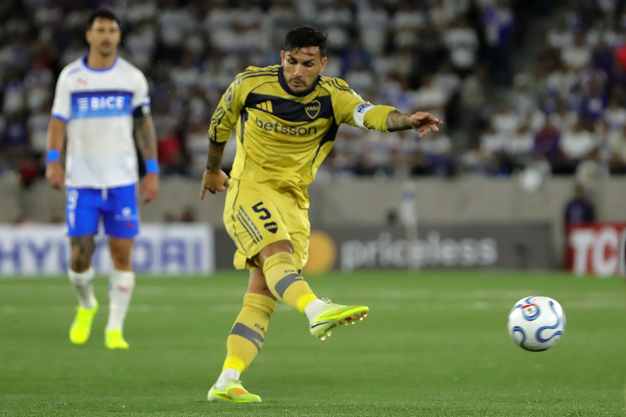 Universidad Católica permitió que Leandro Paredes la rompiera toda en el Claro Arena. | Foto: Photosport.