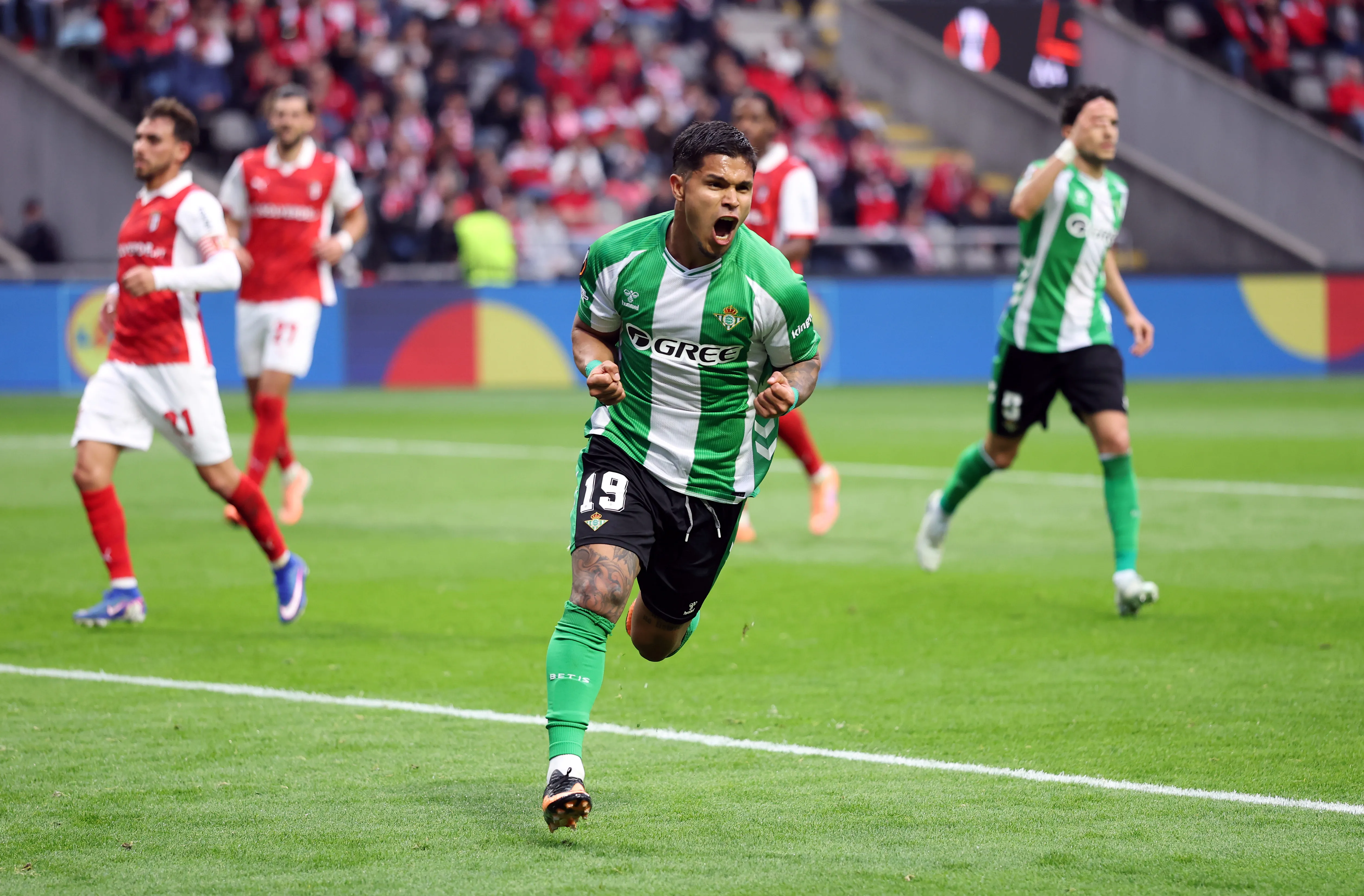 Cucho Hernández anotó el gol que mantiene con vida al Betis de Manuel Pellegrini en la UEFA Europa League. Foto: Photosport.