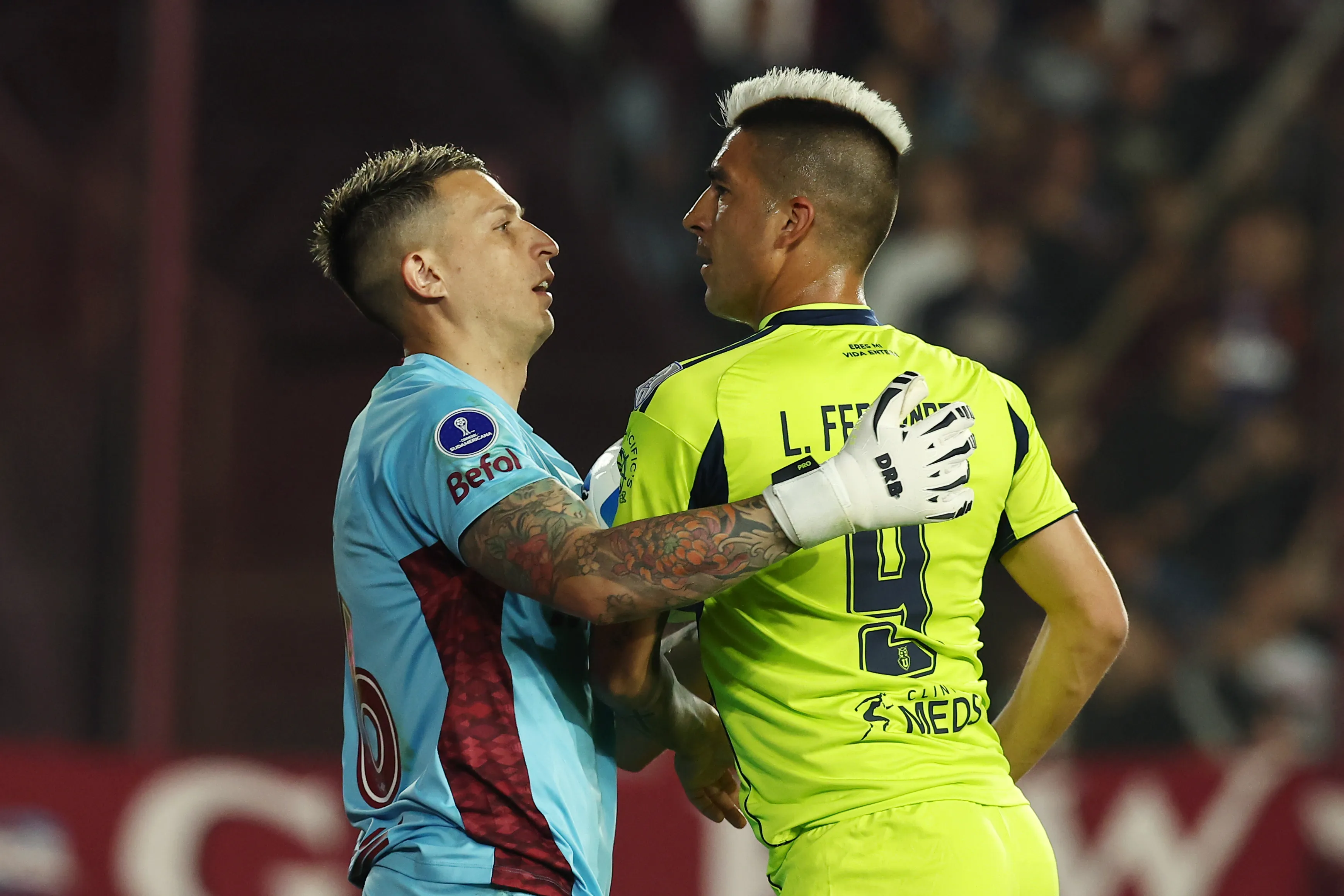 Leandro Fernández le reclama a Nahuel Losada en la revancha frente a Lanús. (Alejandro Pagni/Getty Images).