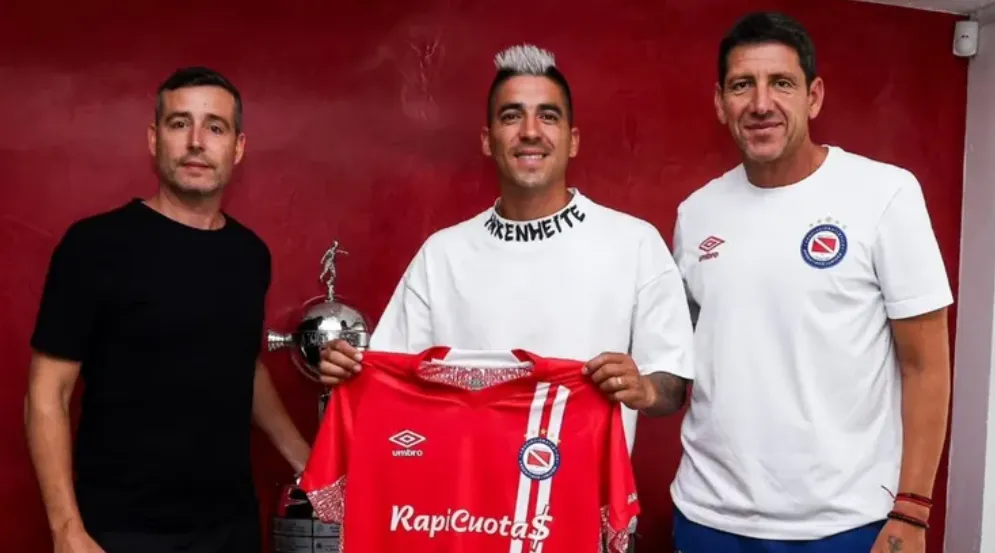 Así fue presentado Leandro Fernández en Argentinos Juniors. (Captura AAAJ Oficial).