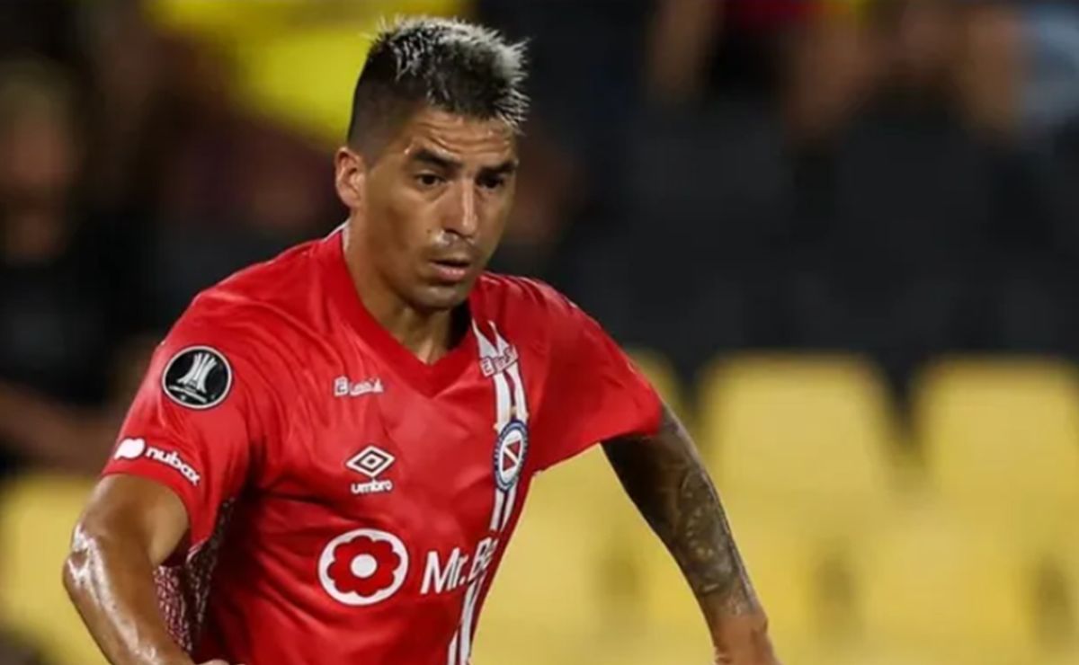 Mientras Leandro Fernández casi no juega en Argentinos Juniors, dos históricos de U de Chile debaten su retorno