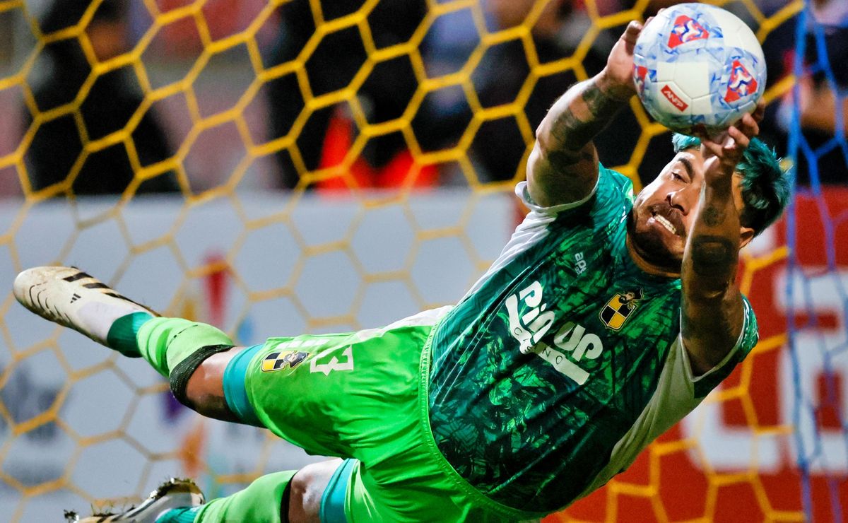 Uruguay se vuelve loco con el “Mono” Sánchez: “Atajó sin guantes y usó look maradoniano”