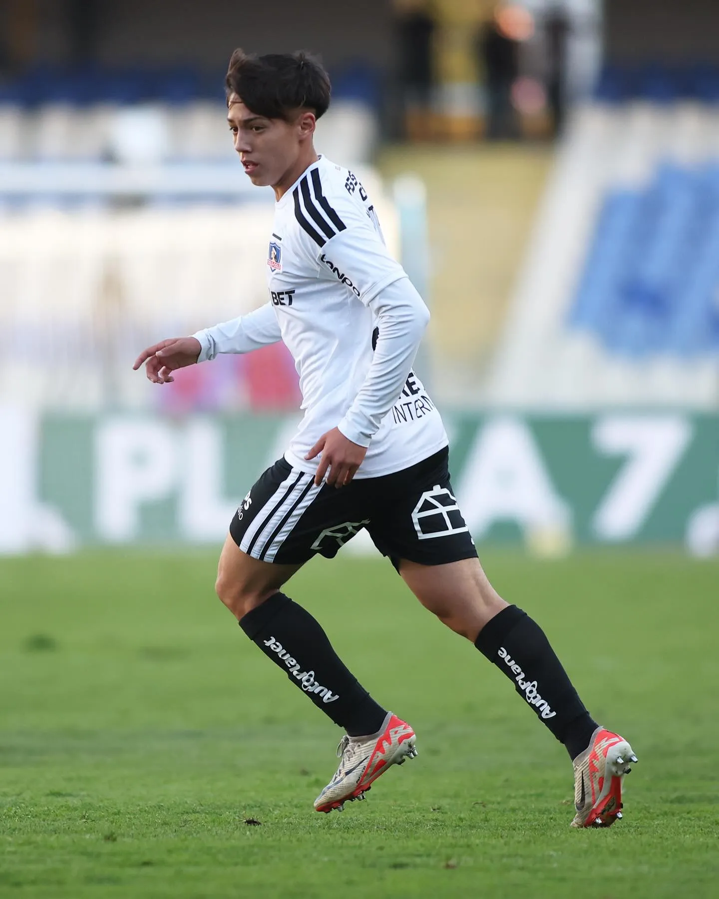 Álvaro Madrid destacó a Rodrigo Catalán, joven de 16 años, entre los juveniles de Colo Colo. Foto: Colo Colo.