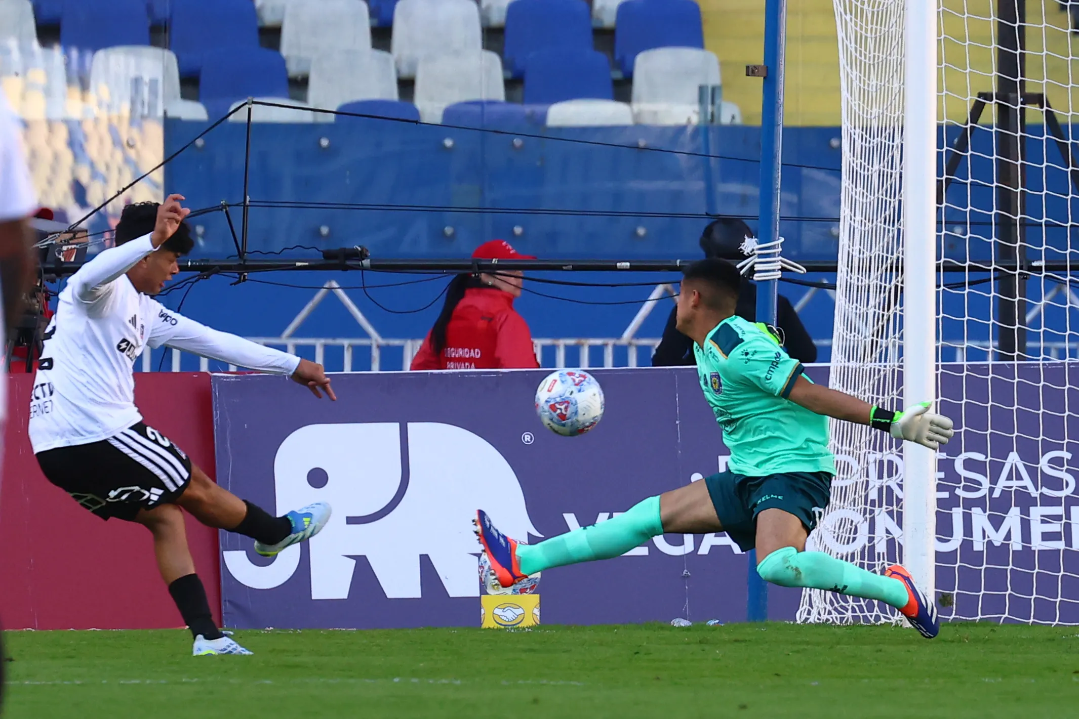 Claudio Aquino no pudo vencer el achique de Nicolás Araya. (Eduardo Fortes/Photosport).