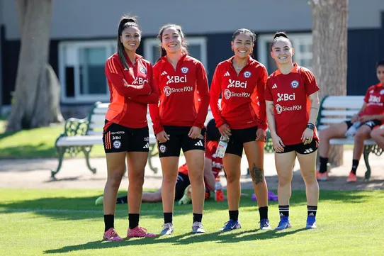 La Selección Chilena Femenina enfrenta a Ecuador en las Eliminatorias rumbo al Mundial de Brasil 2027 – @Laroja vía Instagram.