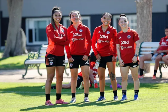 La Selección Chilena Femenina enfrenta a Argentina por la fecha 5 de las Eliminatorias rumbo al Mundial de Brasil 2027 – @Laroja vía Instagram.