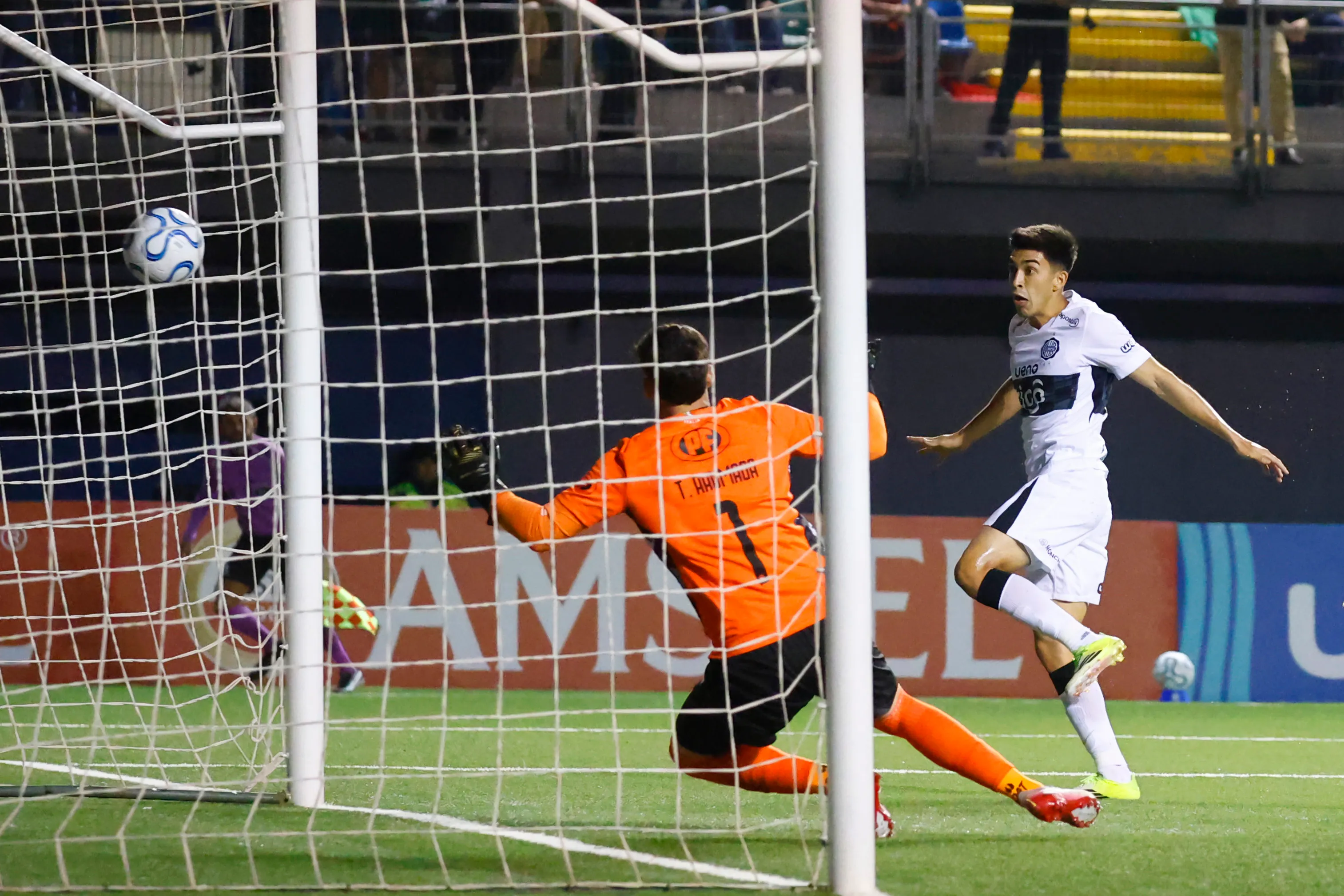 Rubén Lezcano anotó el 1-0 de Olimpia ante Audax. (Dragomir Yankovic/Photosport).
