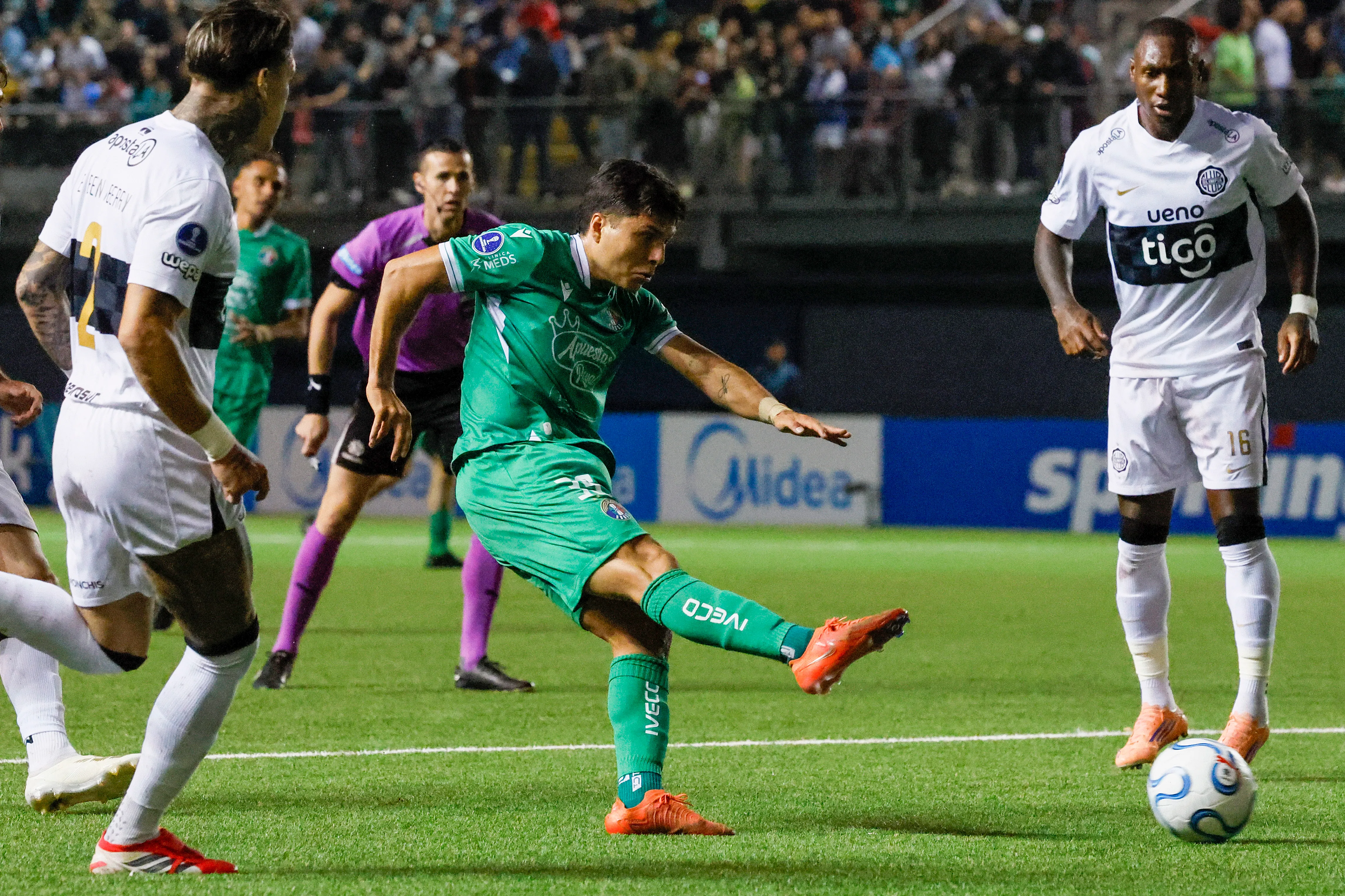 Raimundo Rebolledo tuvo este remate frente a Olimpia. (Andres Pina/Photosport).
