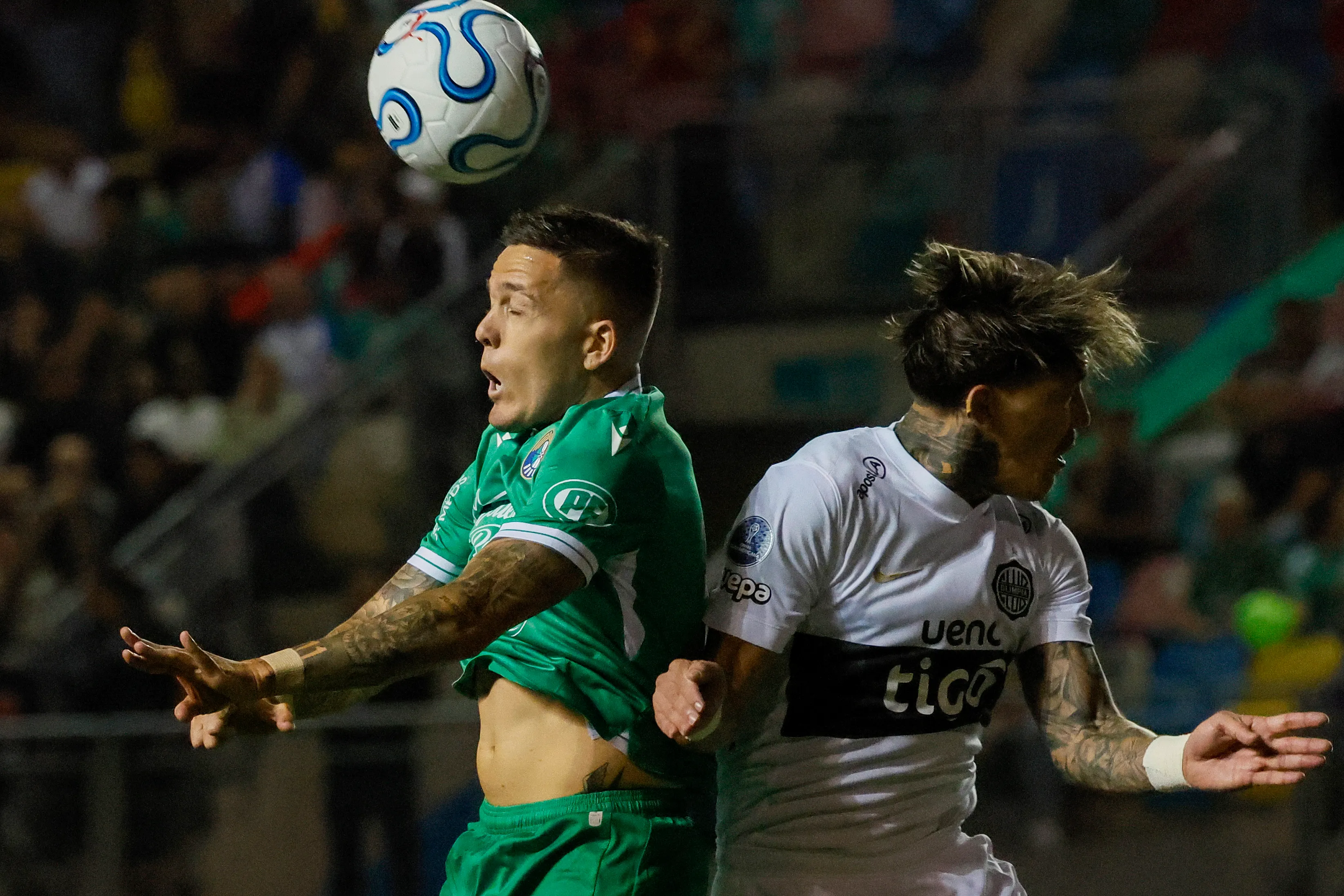 Franco Troyansky en acción ante Olimpia. (Andres Pina/Photosport).