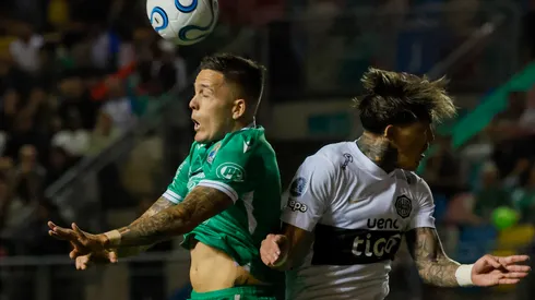 Futbol, Audax Italiano vs Olimpia. Copa Sudamericana 2026. El jugador de Audax Italiano Franco Troyansky, izquierda, disputa el balon con Brian Bentaberry de Olimpia durante el partido del grupo G de la Copa Sudamericana realizado en el estadio Bicentenario La Florida de Santiago, Chile. 08/04/2026 Andres Pina/Photosport Football, Audax Italiano vs Olimpia. 2026 Copa Libertadores Championship. Audax Italiano player Franco Troyansky, left, vies for the ball against Brian Bentaberry of Olimpia during a Copa Sudamericana Championship group G match at Bicentenario La Florida in Santiago, Chile. 08/04/2026 Andres Pina/Photosport