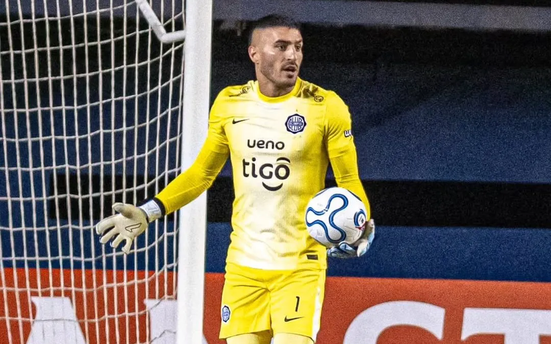 El portero Gastón Olveira pasó sin bañarse por la zona mixta | Olimpia