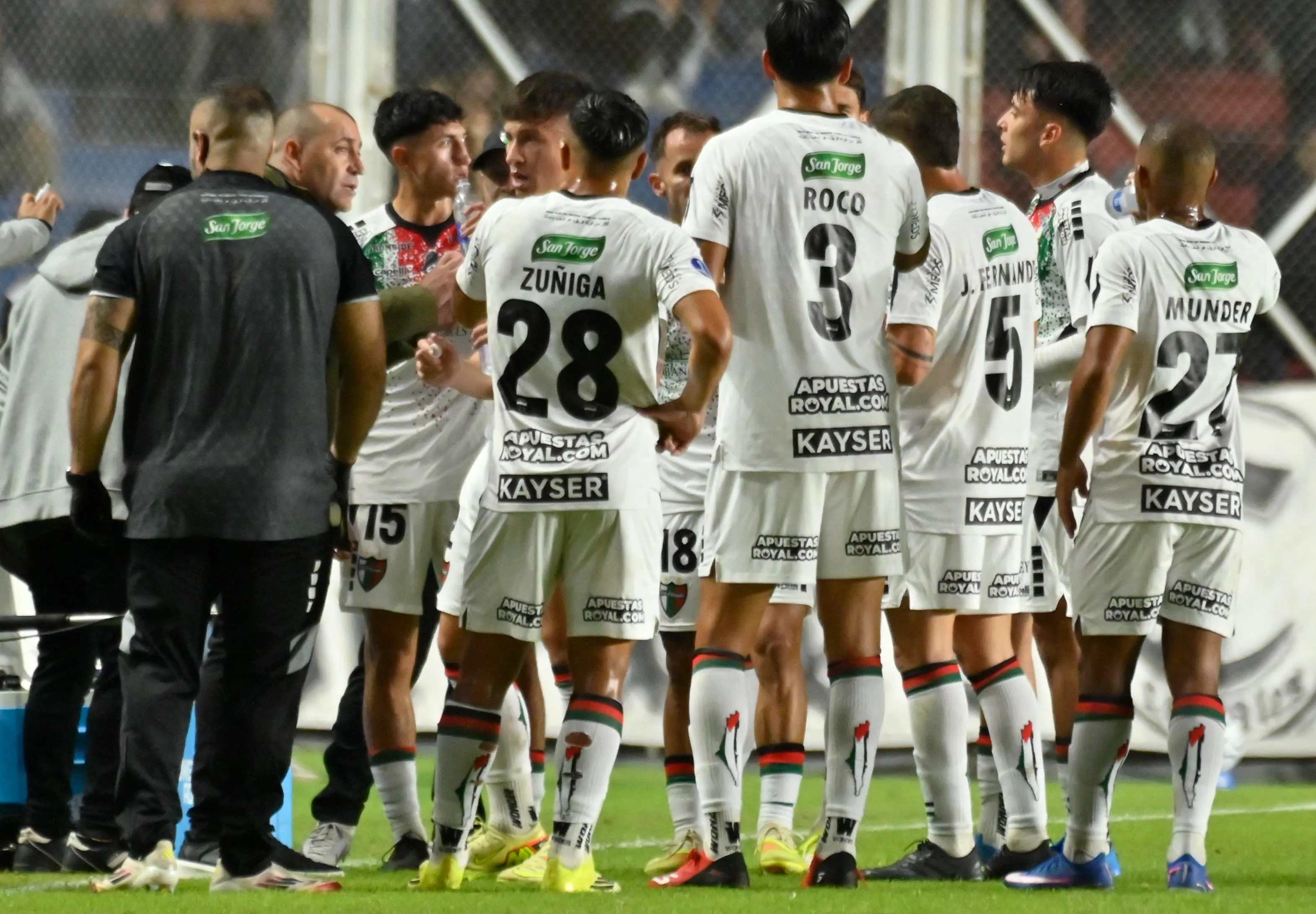 La Nona Muñoz da indicaciones en el Nuevo Gasómetro, donde Palestino enfrentó a Deportivo Riestra. (Fotobaires/Photosport).